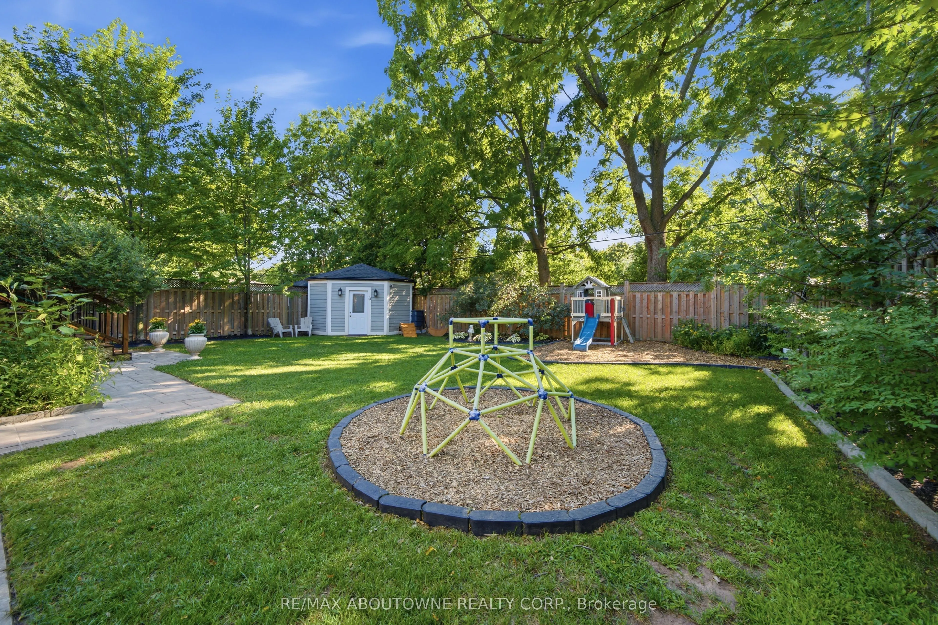 438 Southland Crescent
