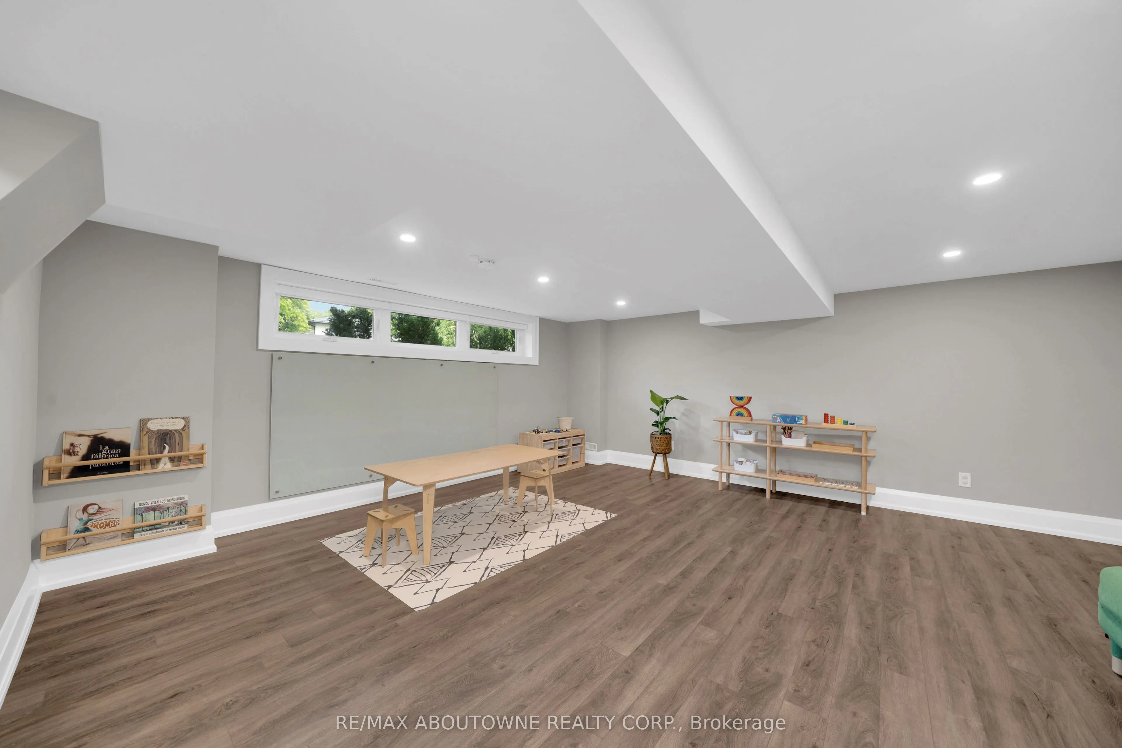 438 Southland Crescent