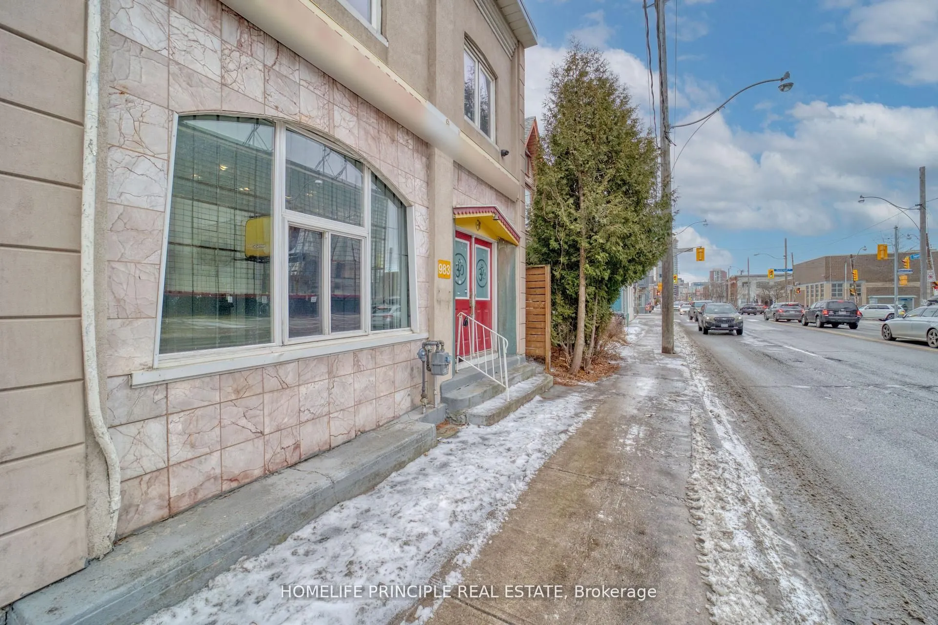 983 Dupont Street
