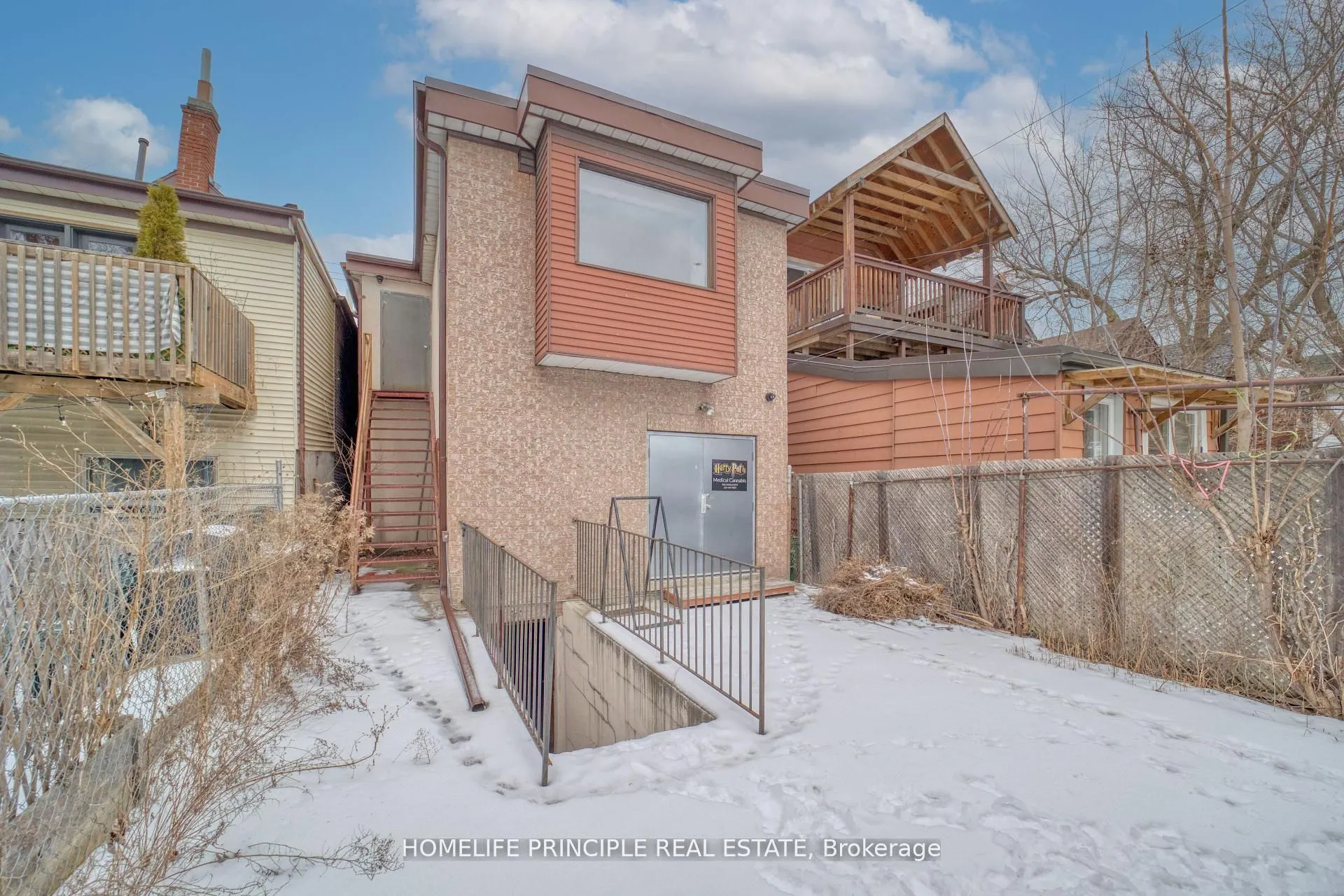 983 Dupont Street