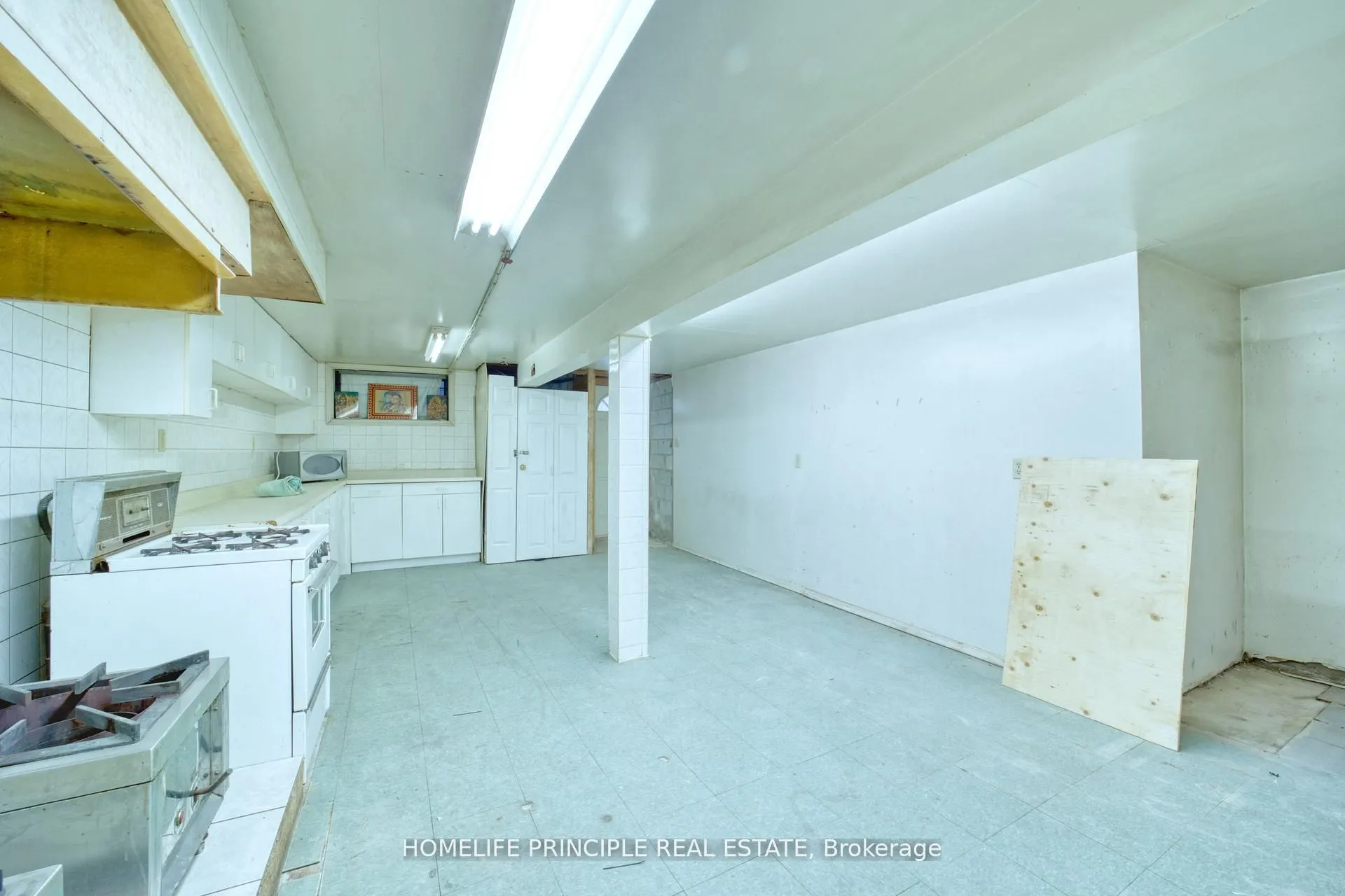 983 Dupont Street
