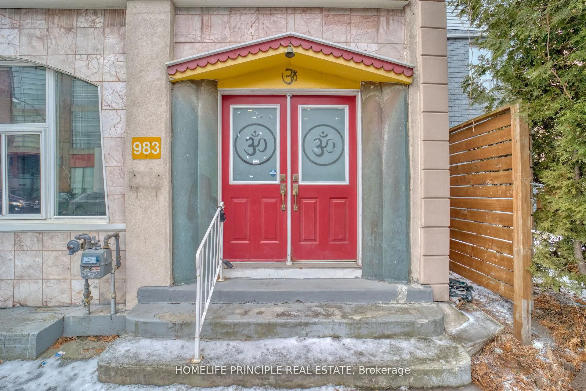983 Dupont Street