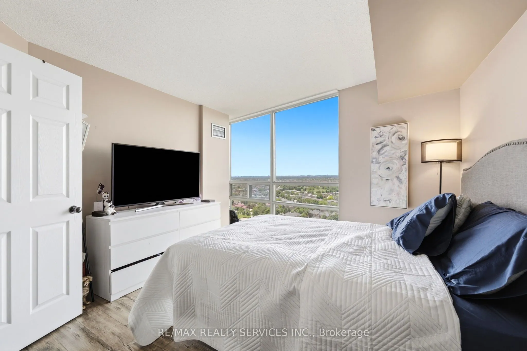 50 Eglinton Avenue W #2007