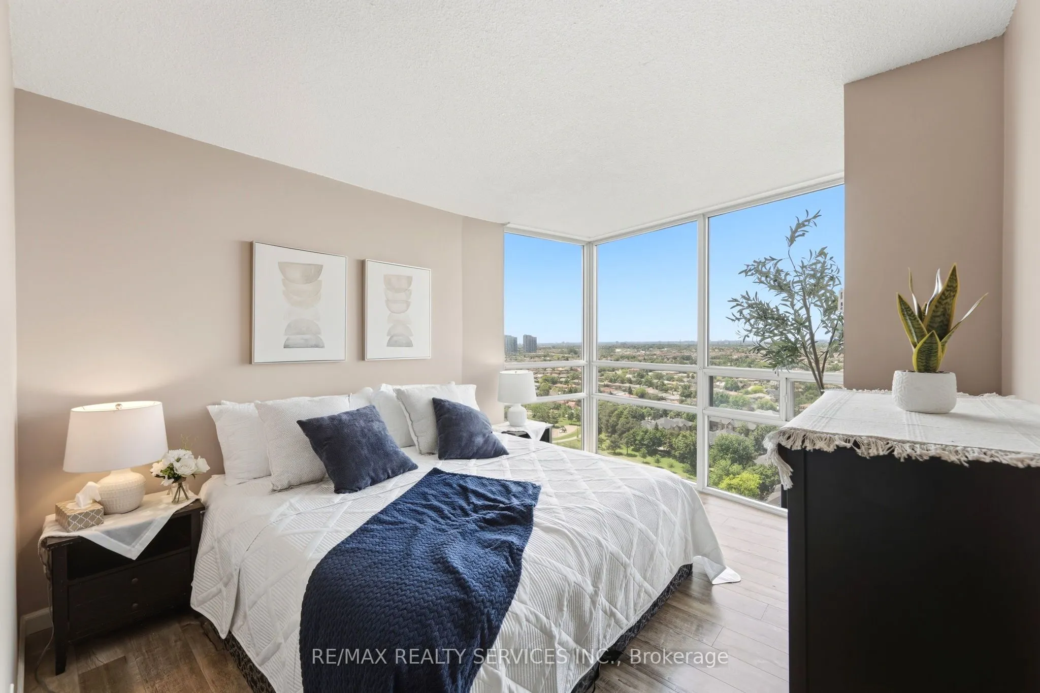 50 Eglinton Avenue W #2007