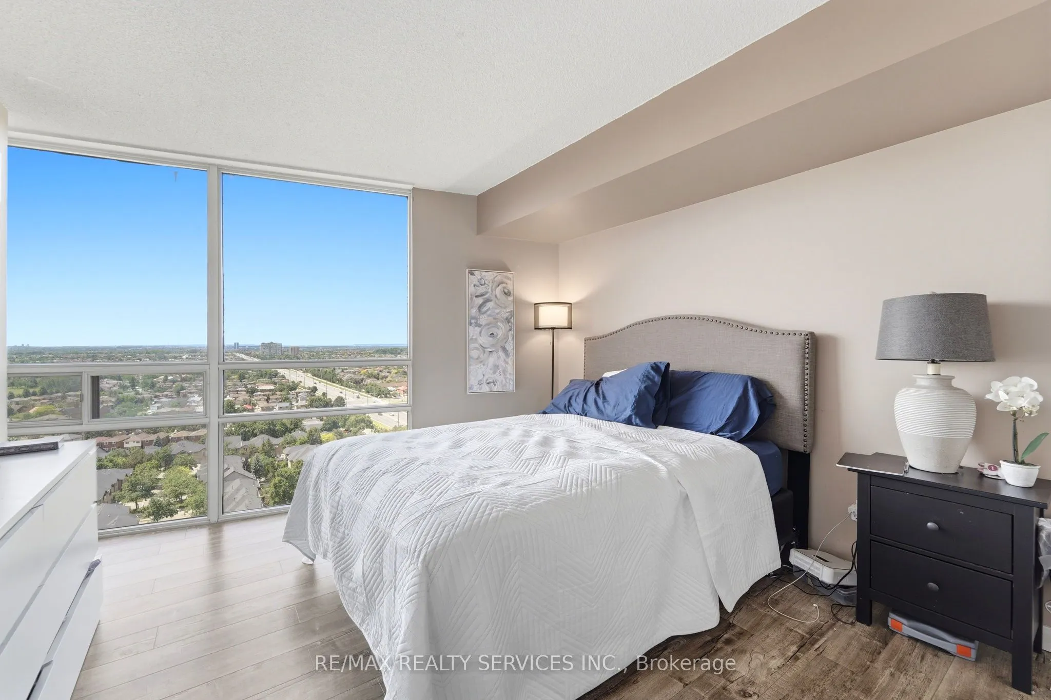 50 Eglinton Avenue W #2007