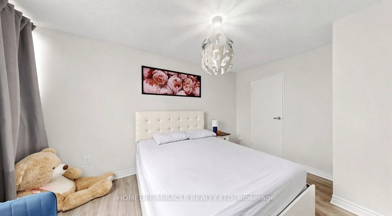 3590 Kaneff Crescent #313