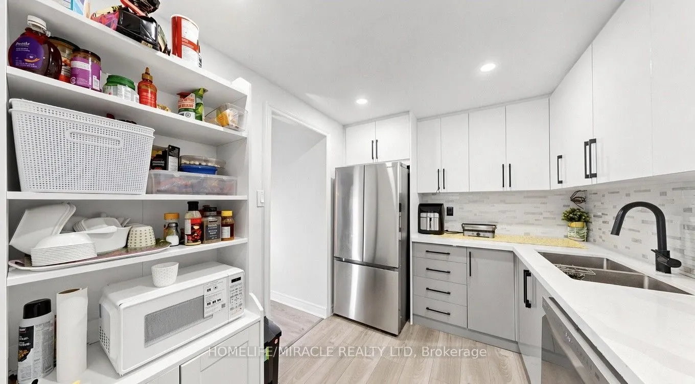 3590 Kaneff Crescent #313