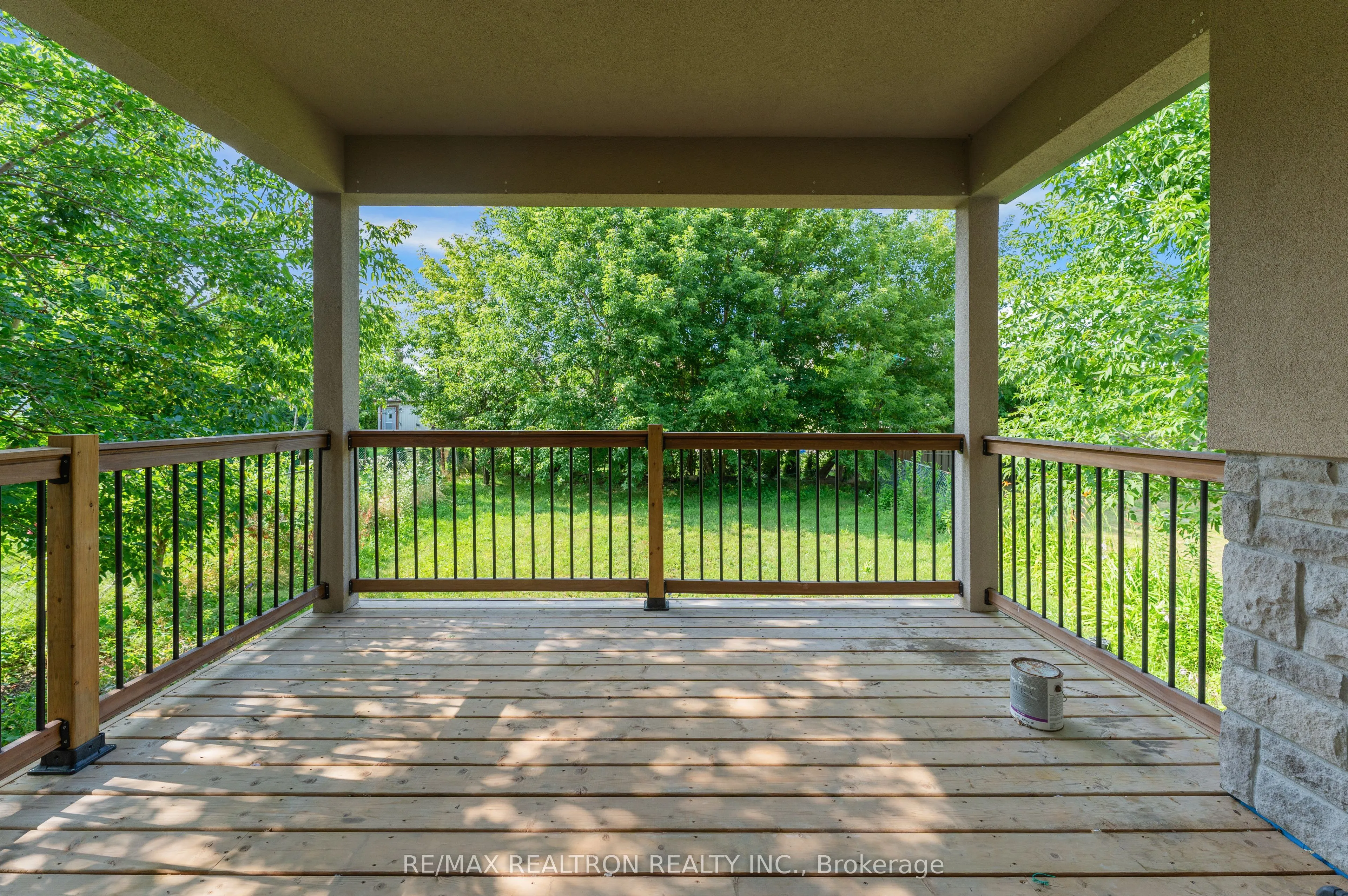 32 Bradfield Avenue W