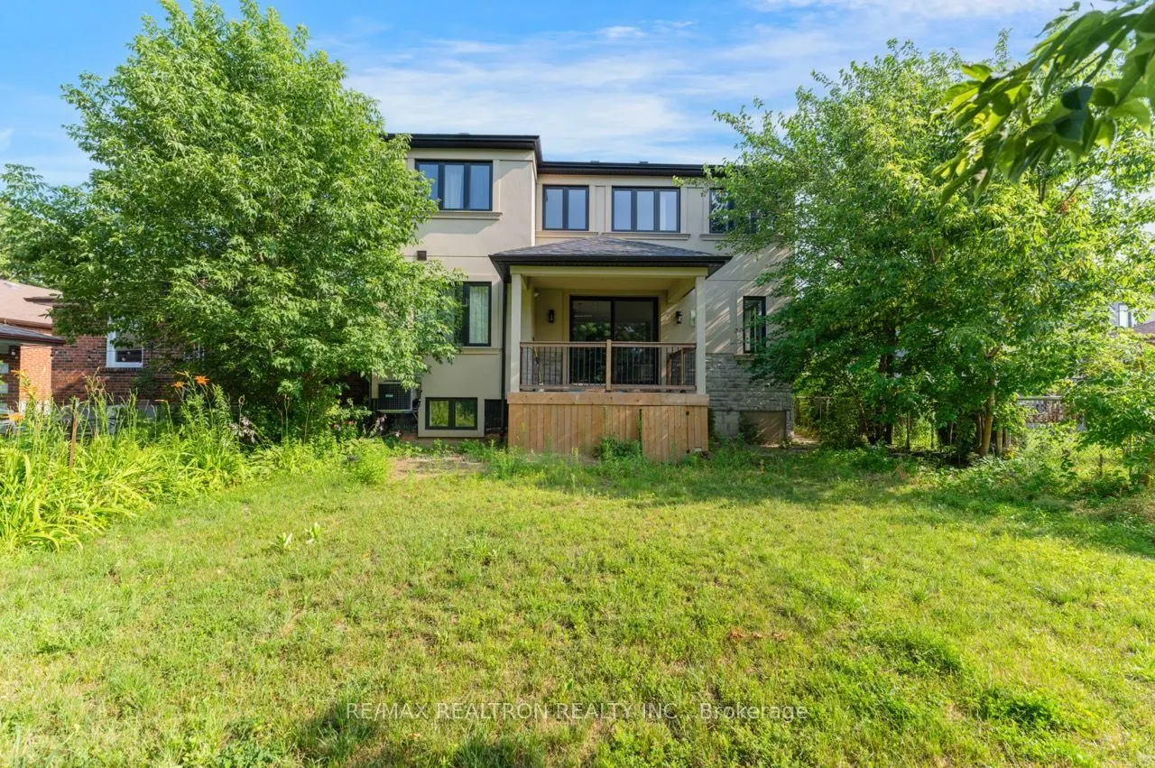 32 Bradfield Avenue W