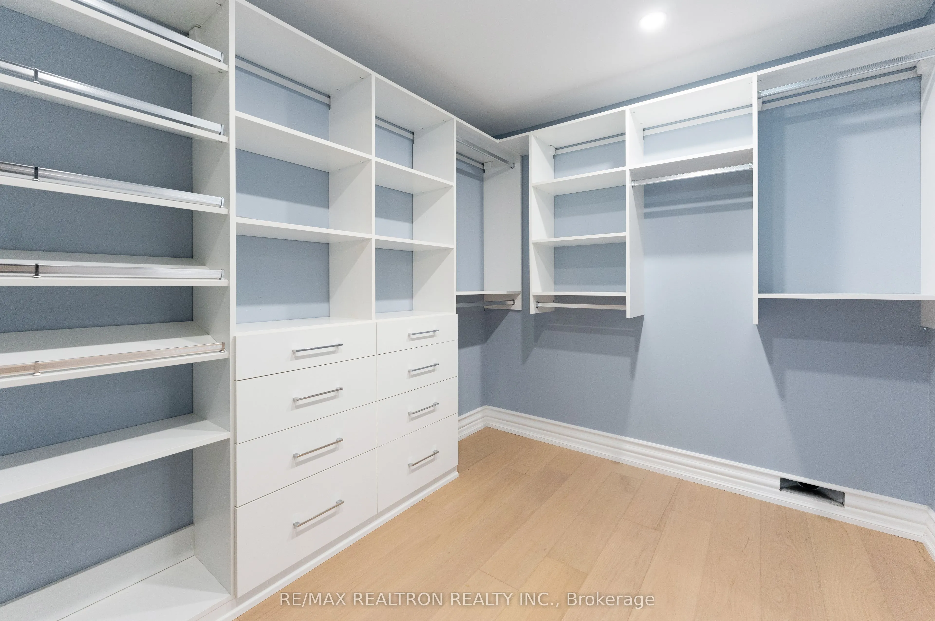 32 Bradfield Avenue W