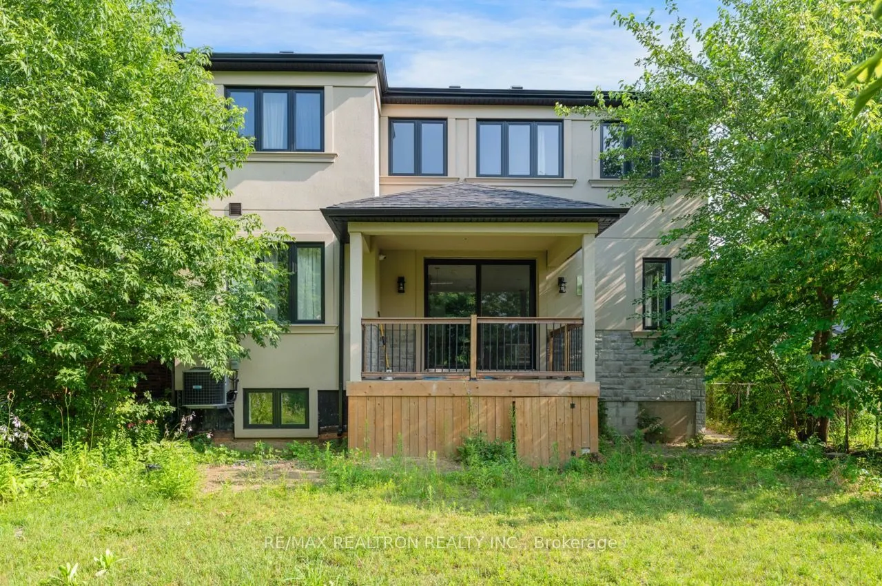 32 Bradfield Avenue W