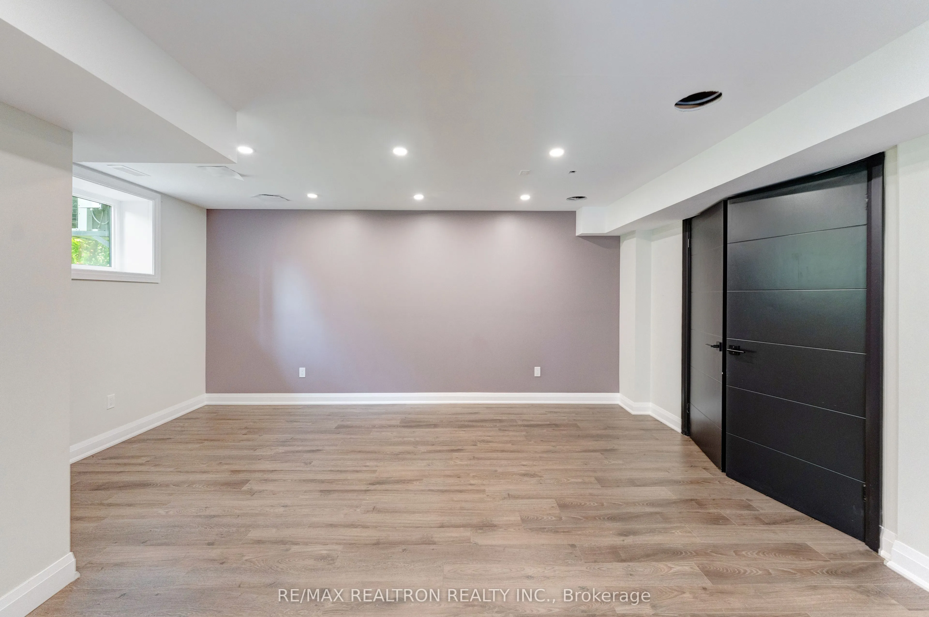 32 Bradfield Avenue W