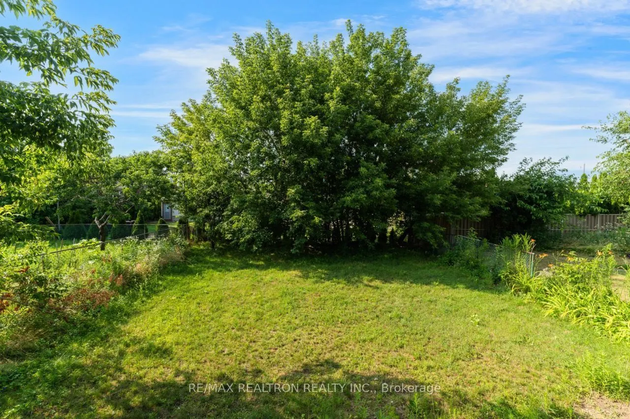 32 Bradfield Avenue W