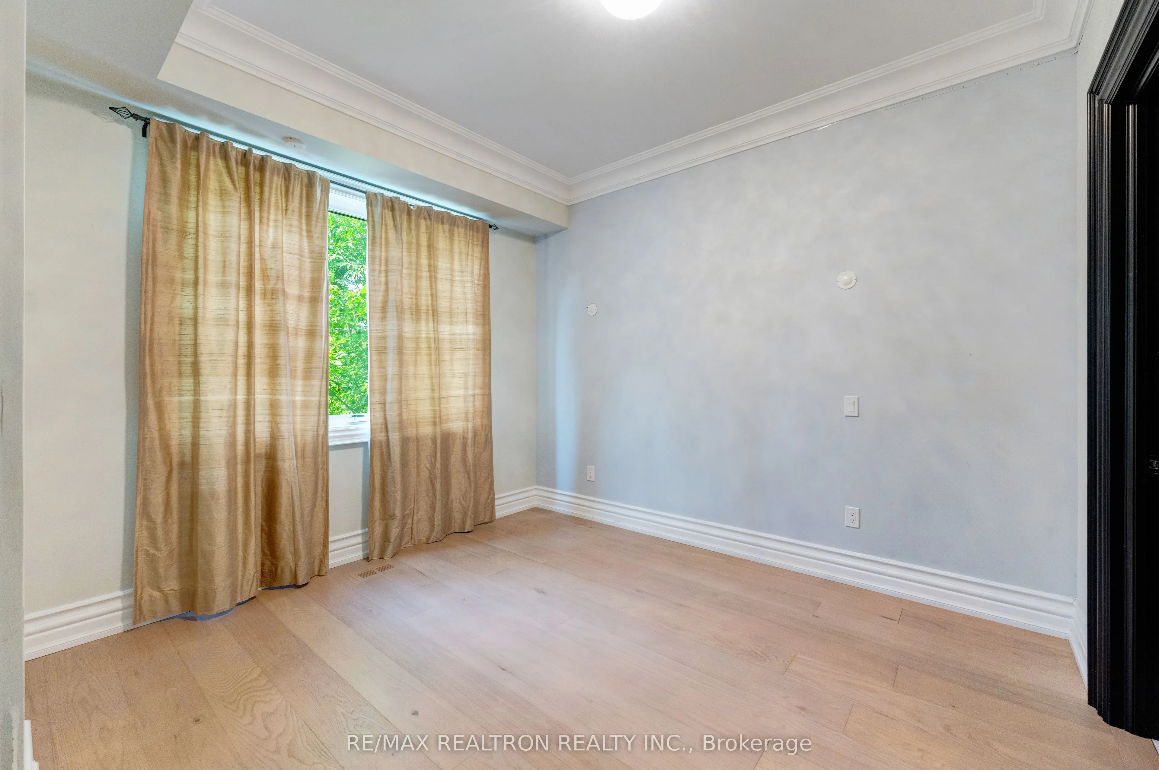 32 Bradfield Avenue W