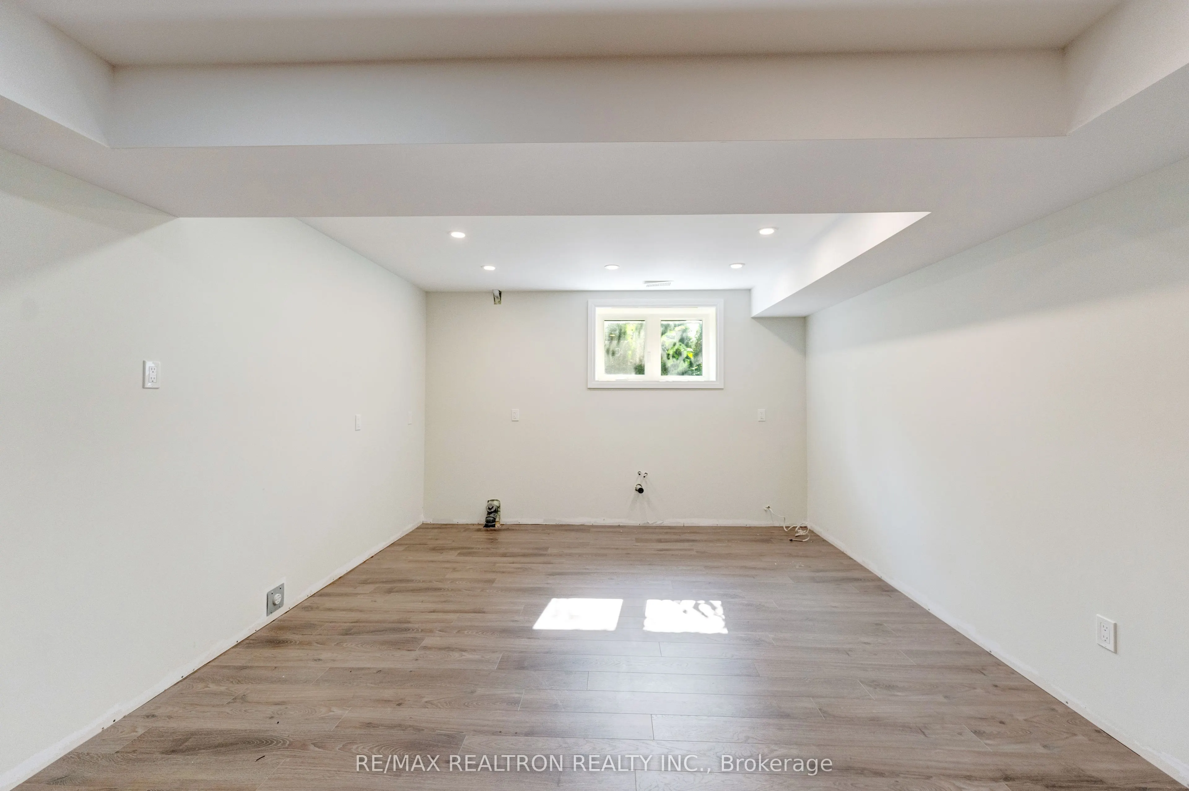32 Bradfield Avenue W