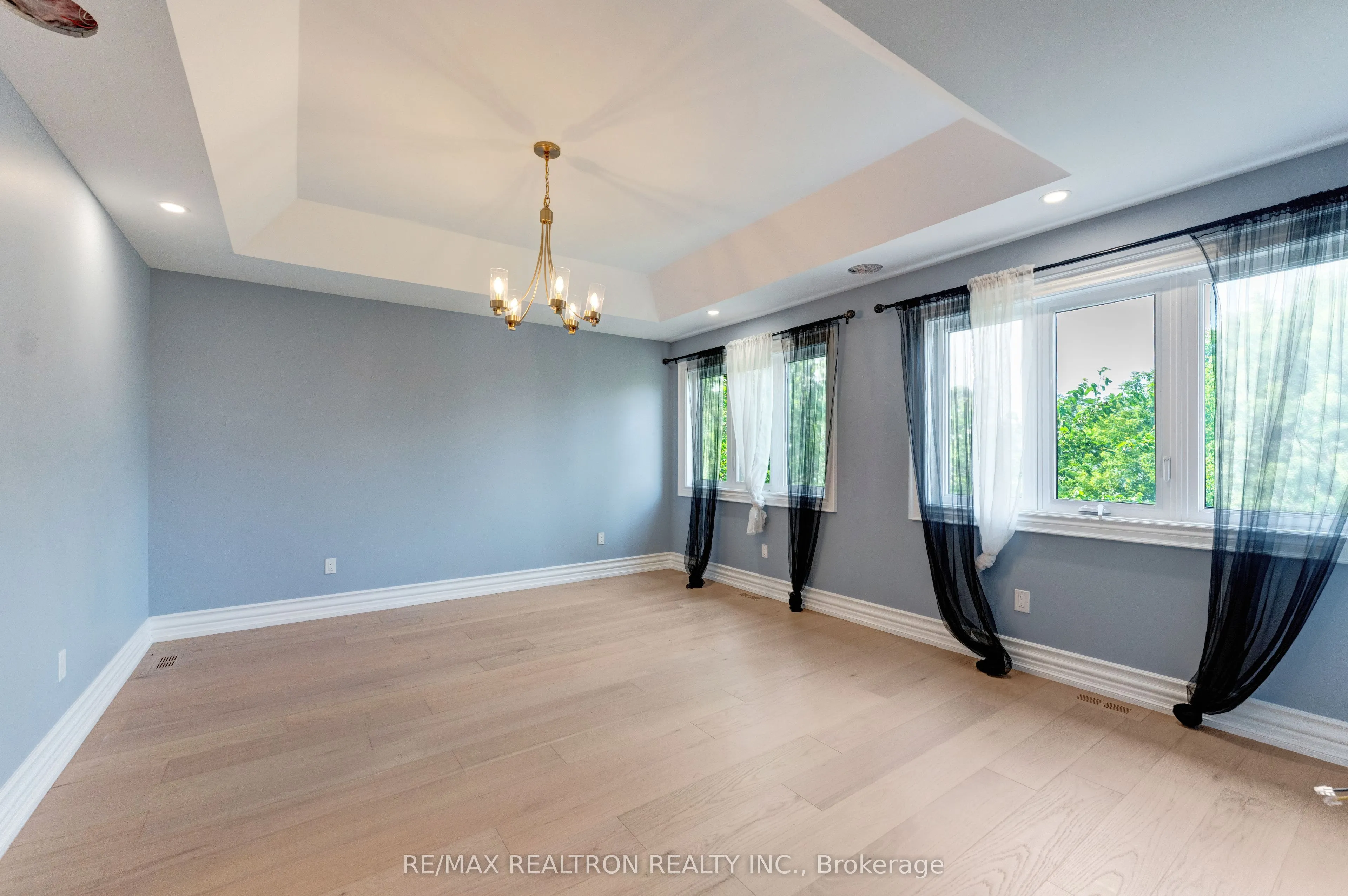 32 Bradfield Avenue W