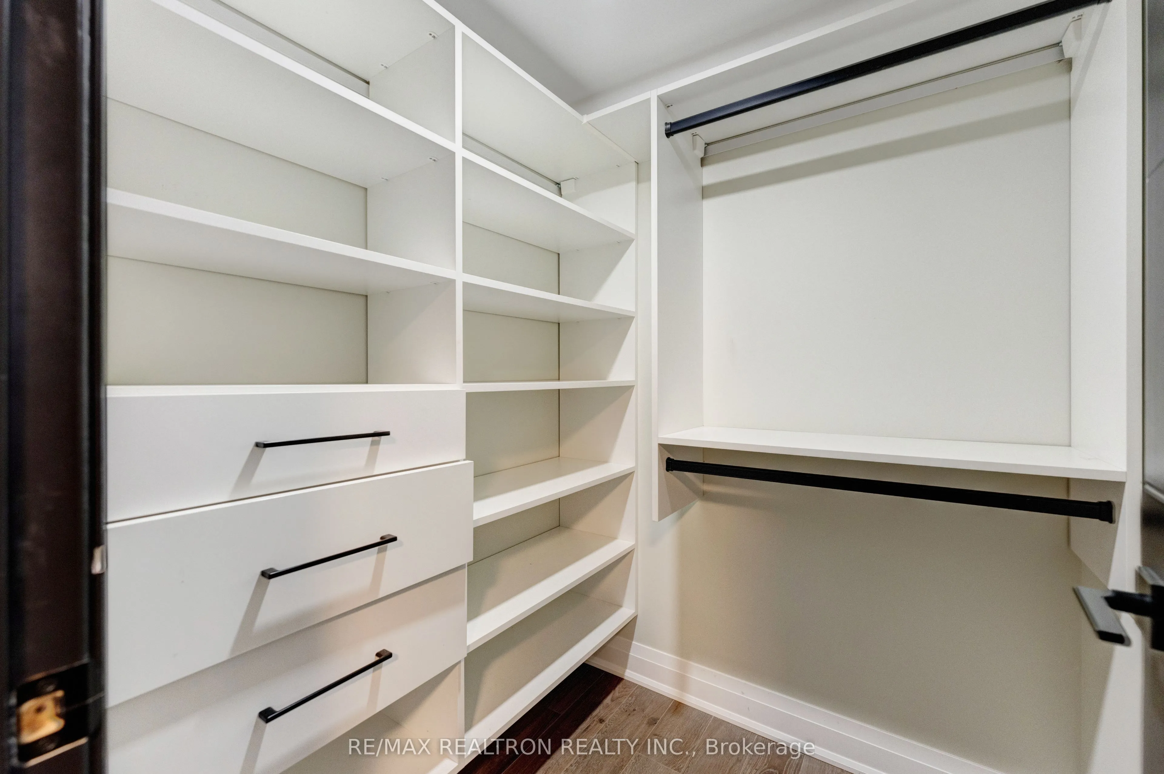 32 Bradfield Avenue W