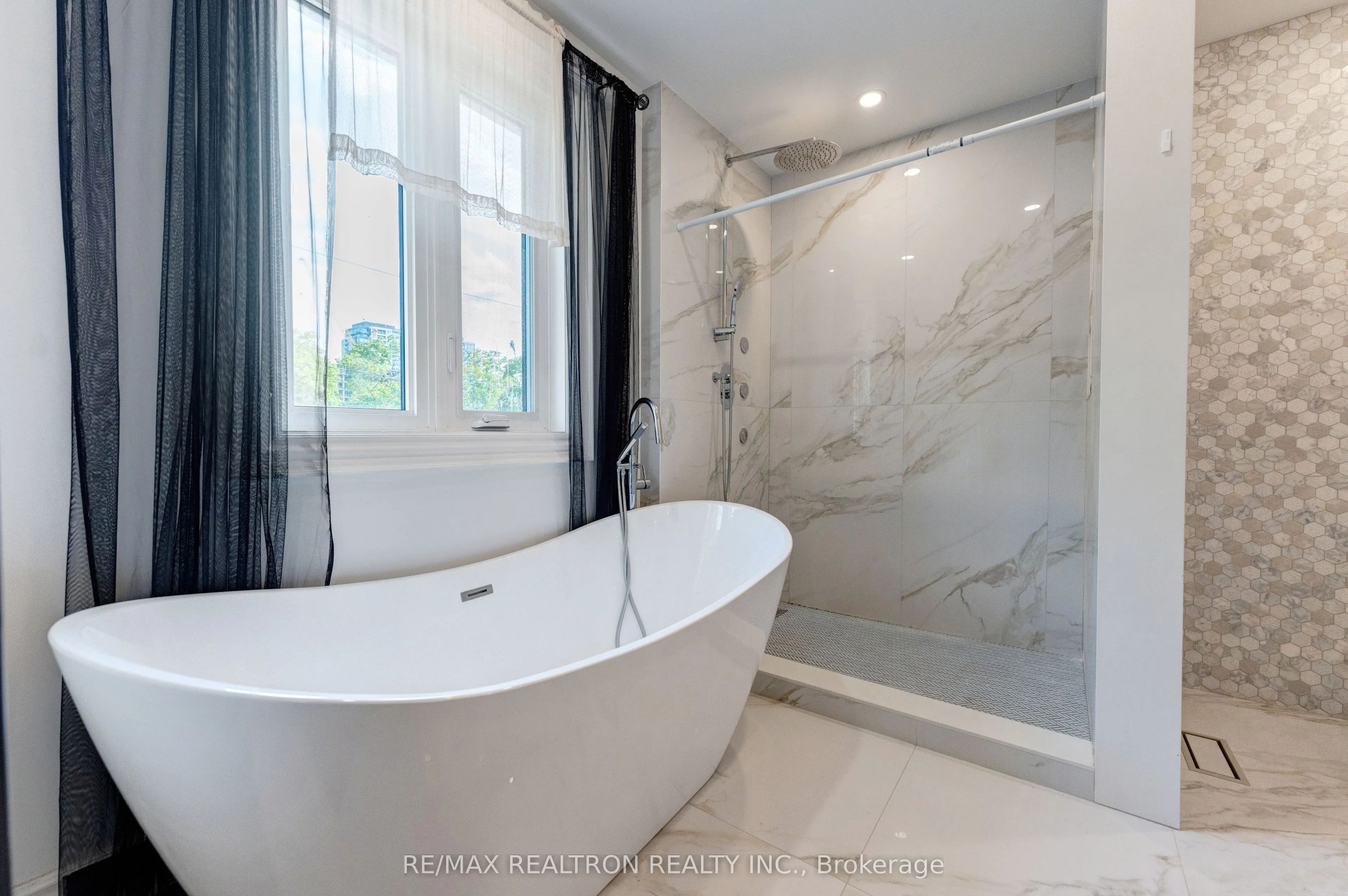 32 Bradfield Avenue W