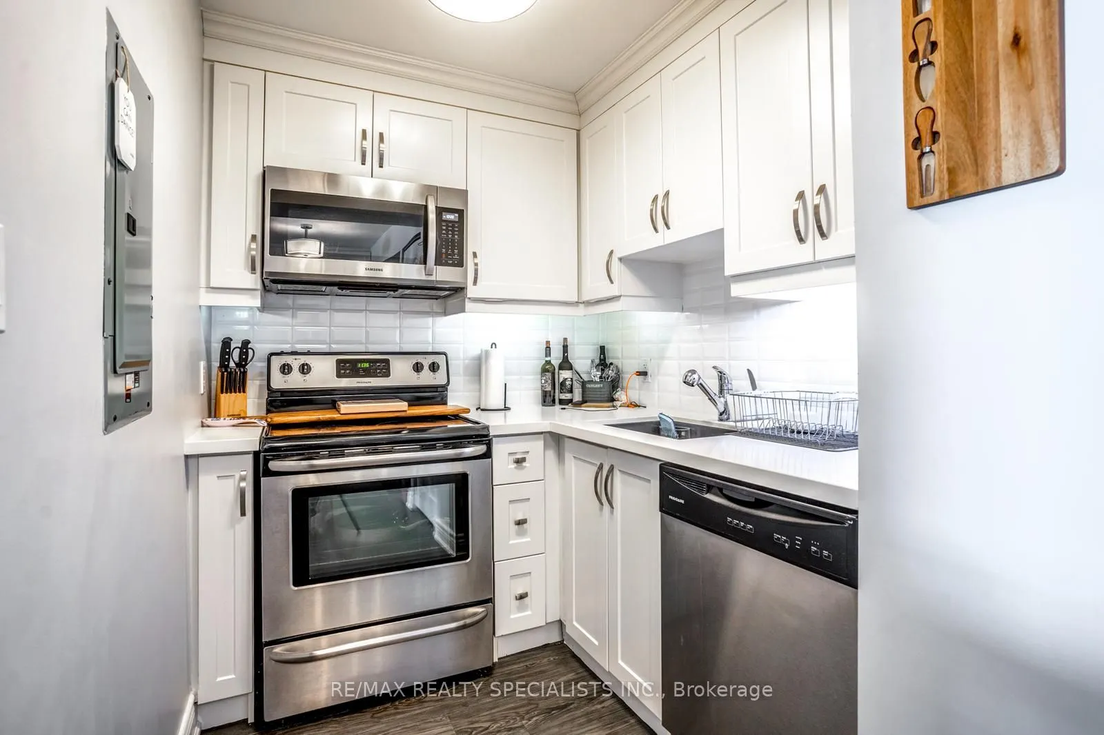 6 Brant Avenue