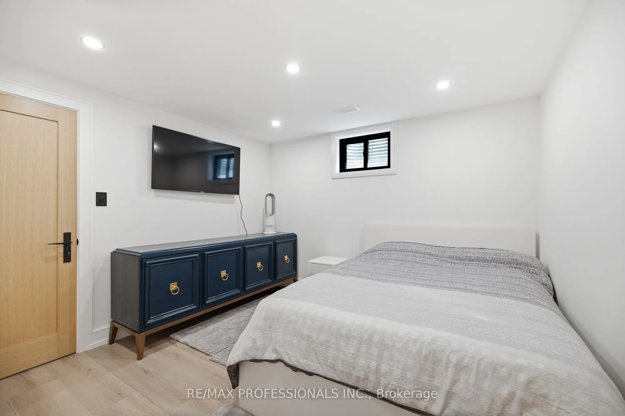 3328 Riverspray Crescent