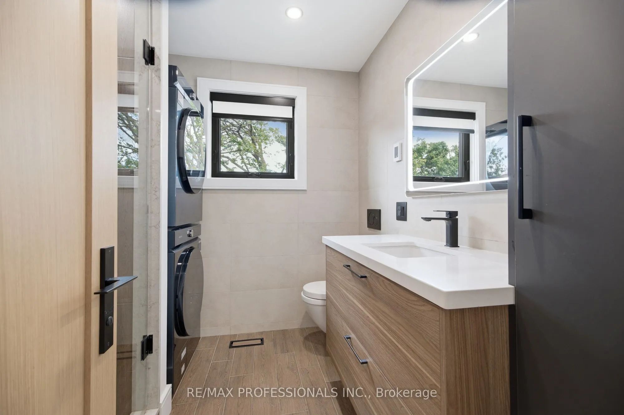 3328 Riverspray Crescent