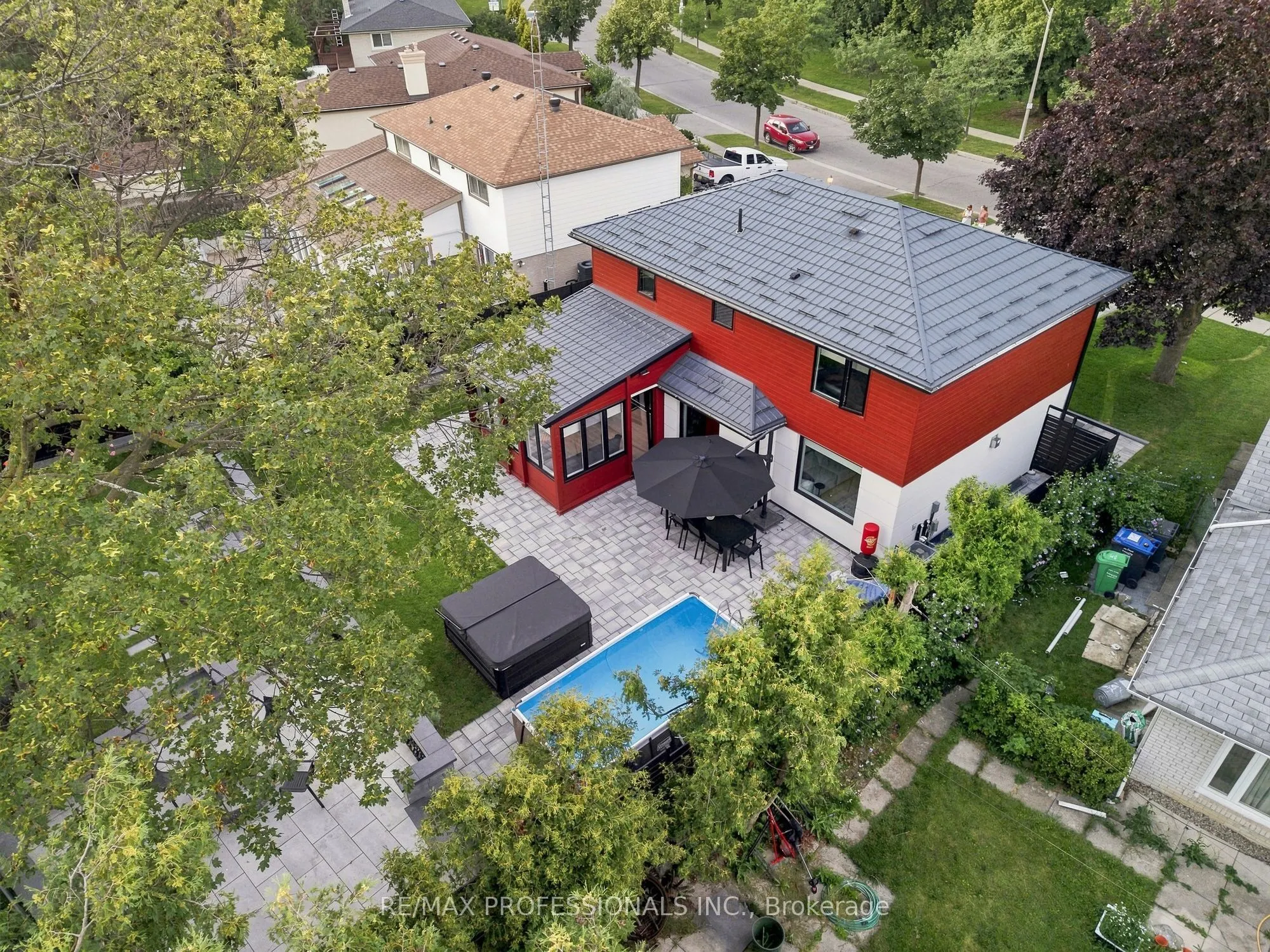 3328 Riverspray Crescent