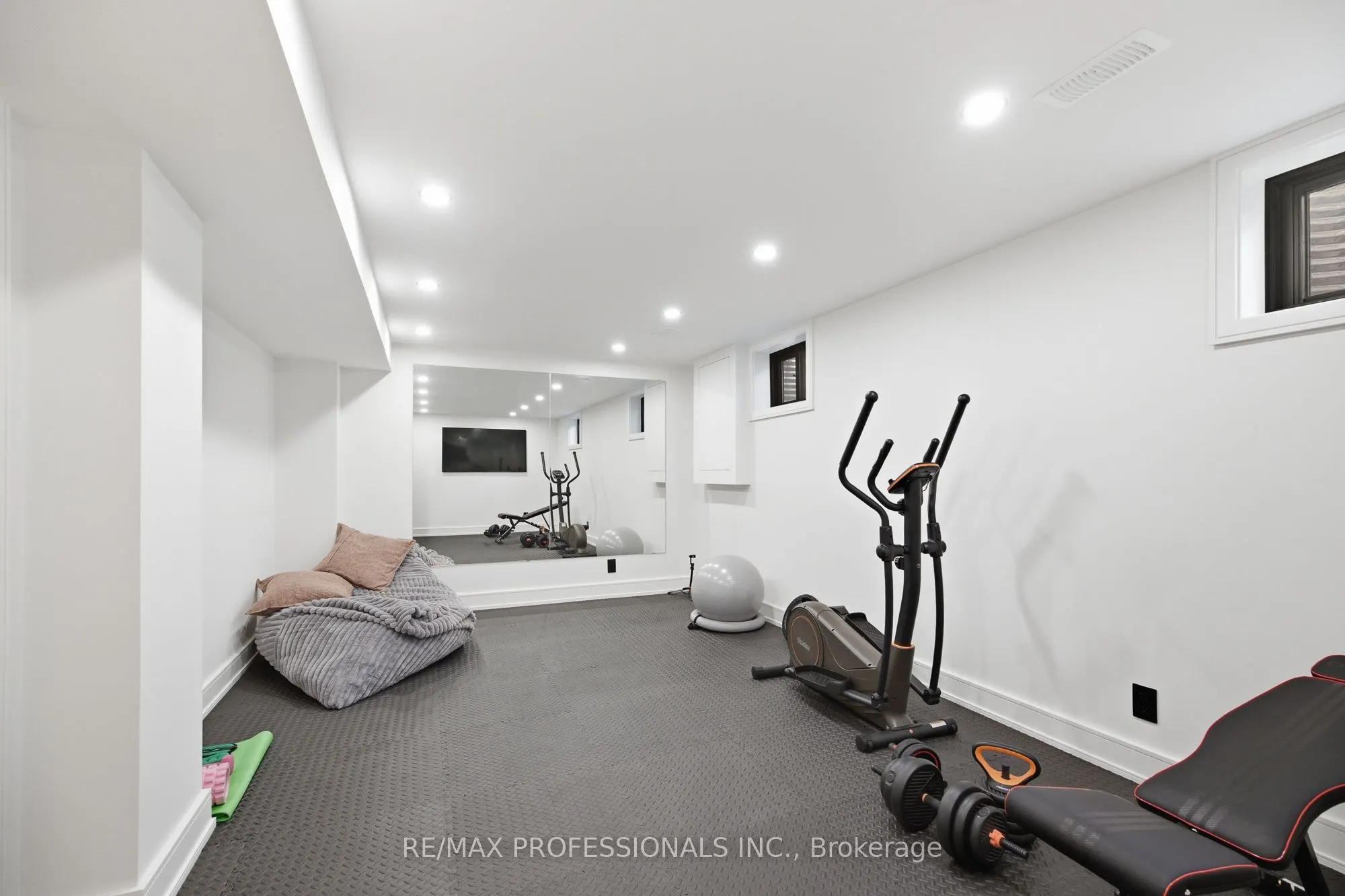 3328 Riverspray Crescent