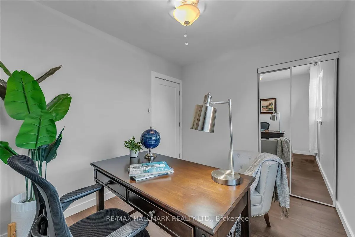 1286 Napier Crescent