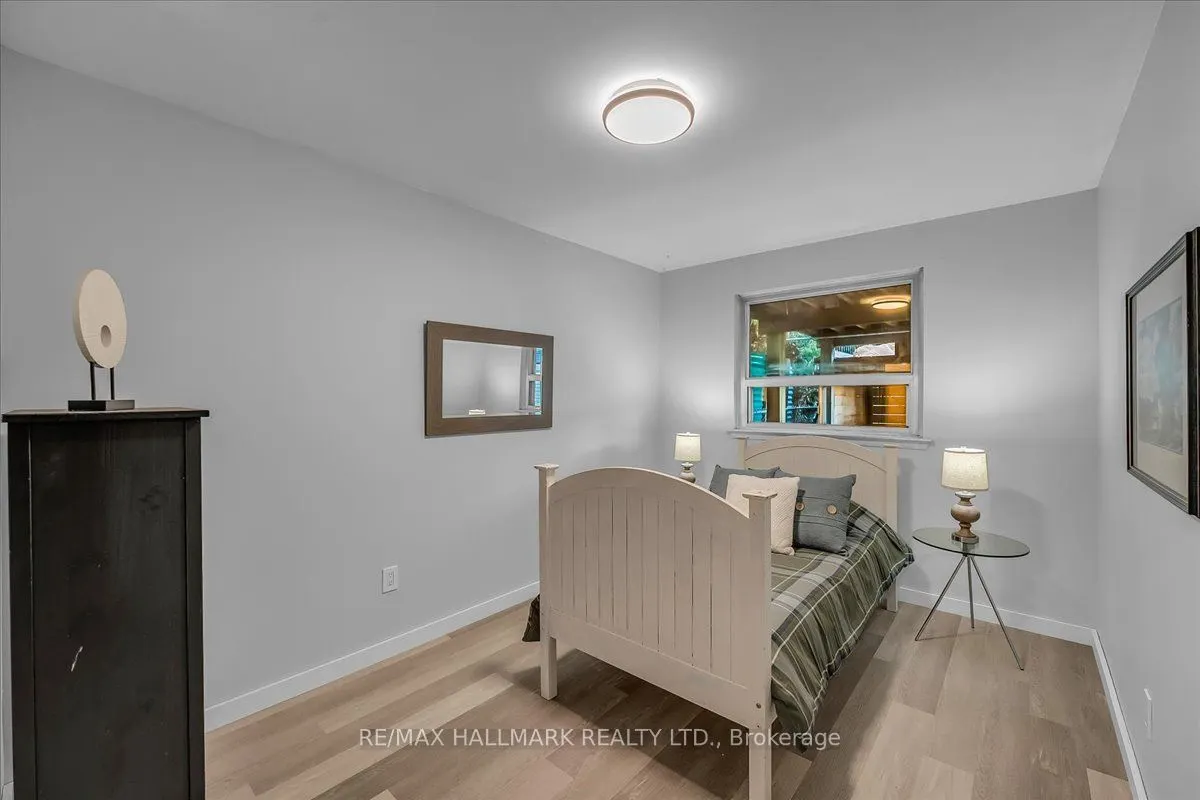 1286 Napier Crescent