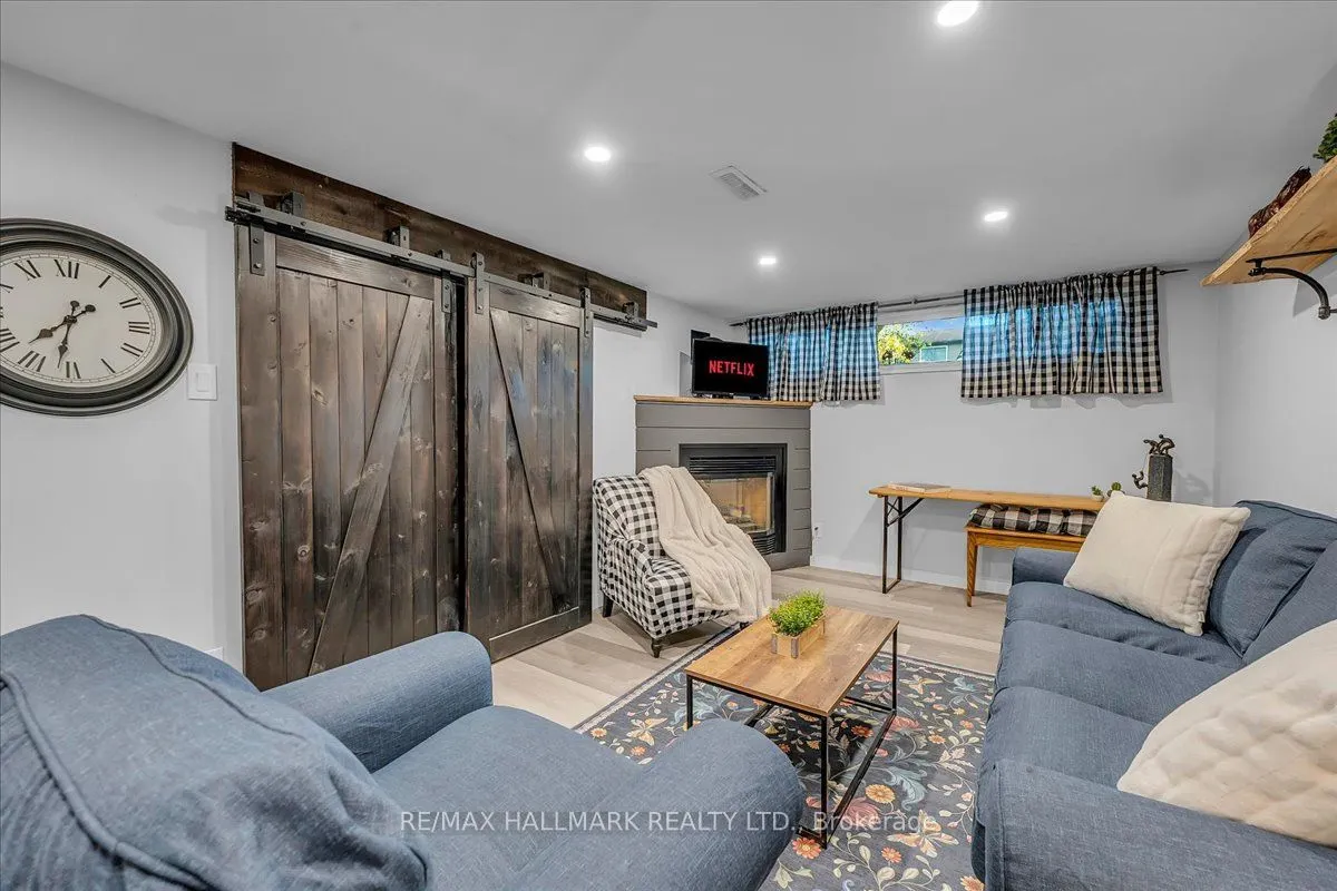1286 Napier Crescent