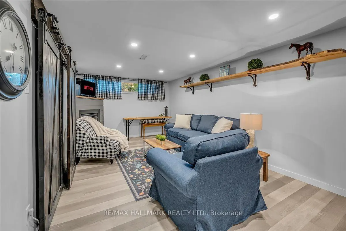 1286 Napier Crescent