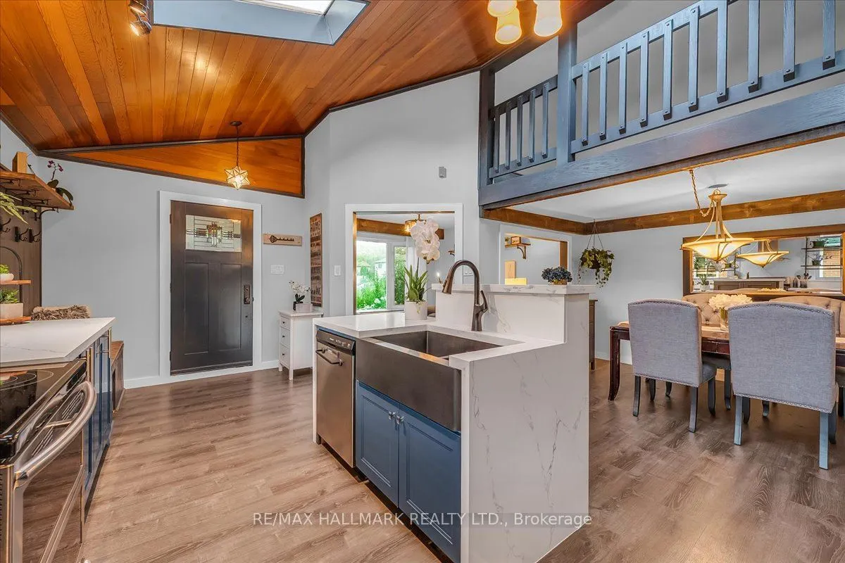1286 Napier Crescent