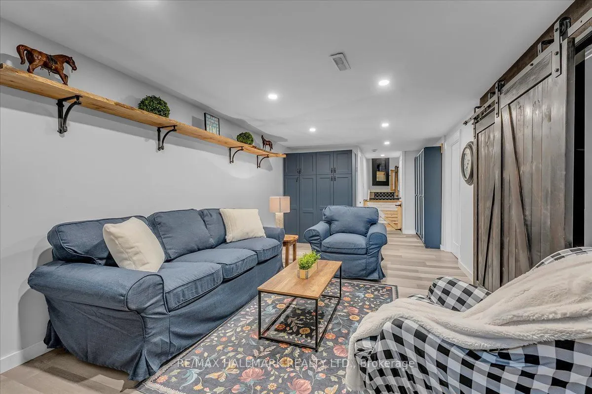 1286 Napier Crescent