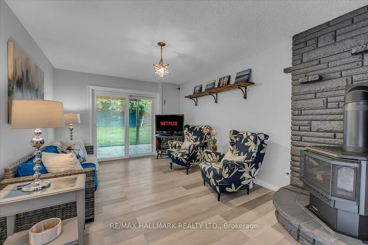 1286 Napier Crescent