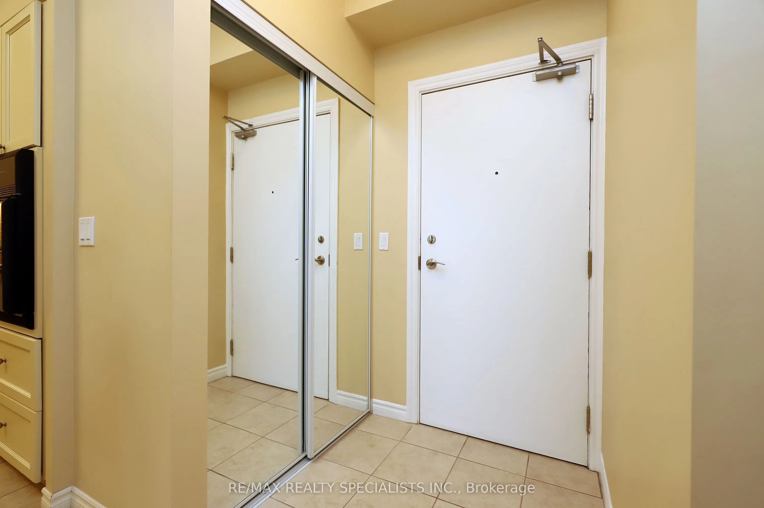 810 Scollard Court #809