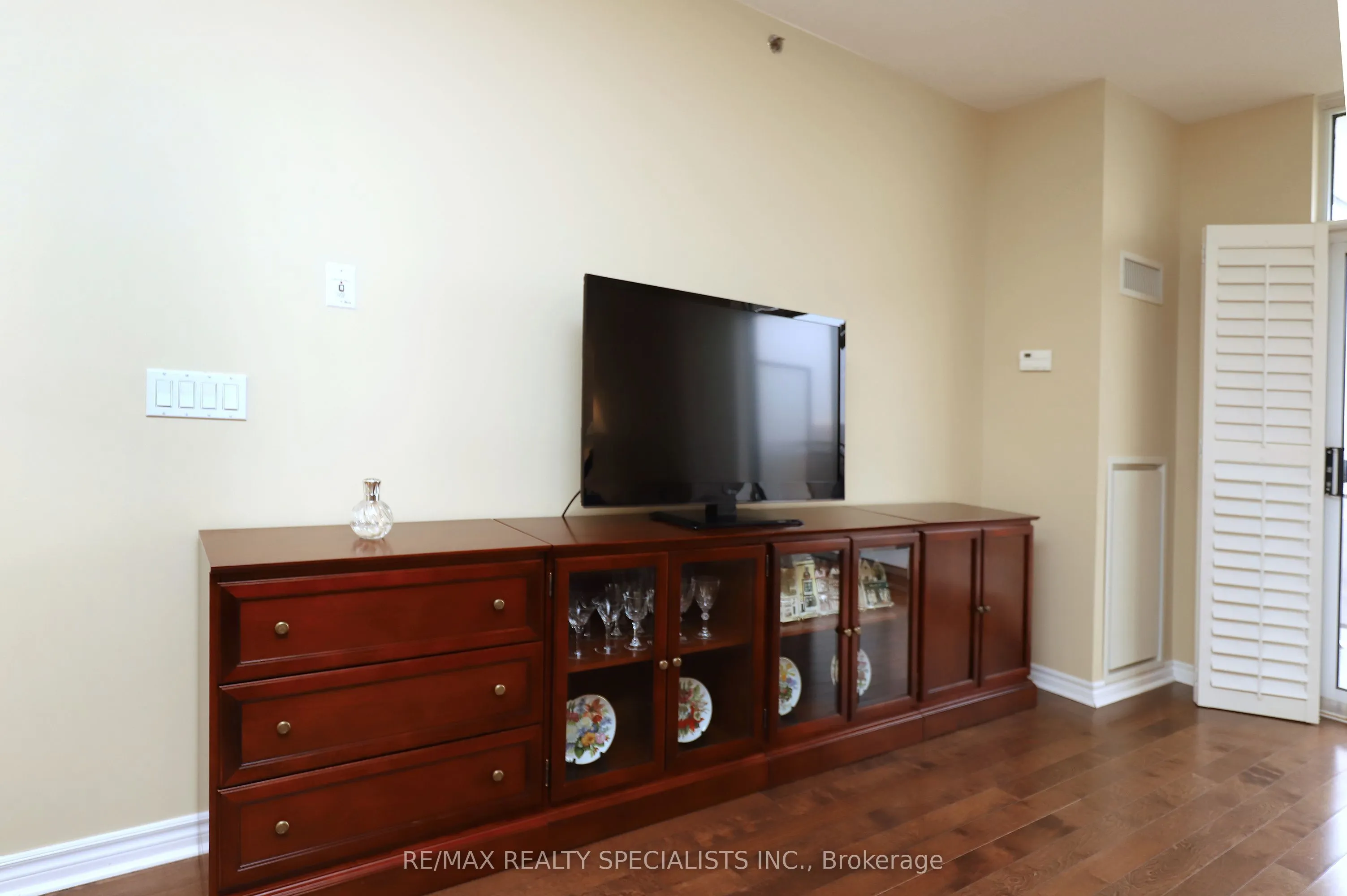 810 Scollard Court #809