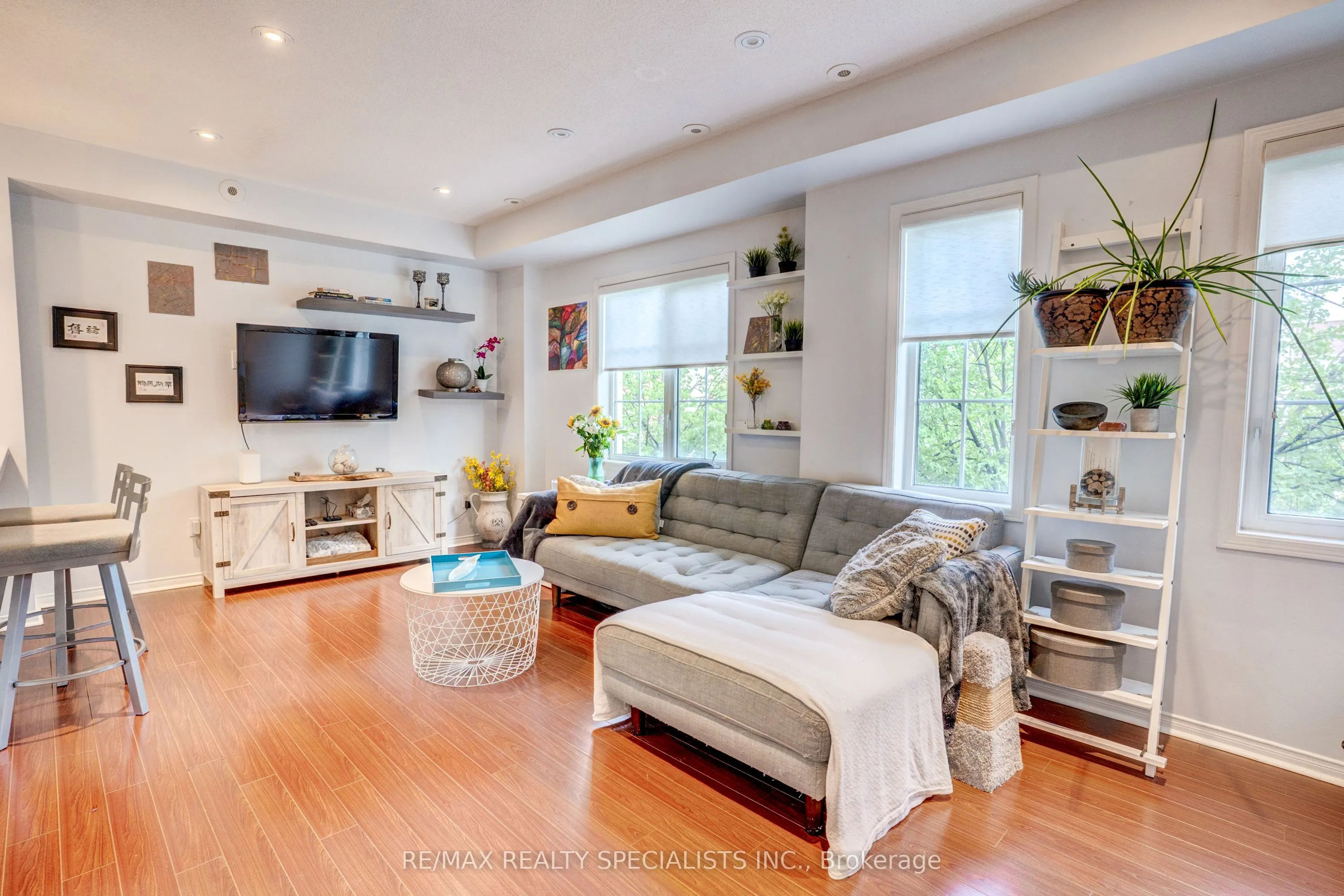 615 Shoreline Drive #11