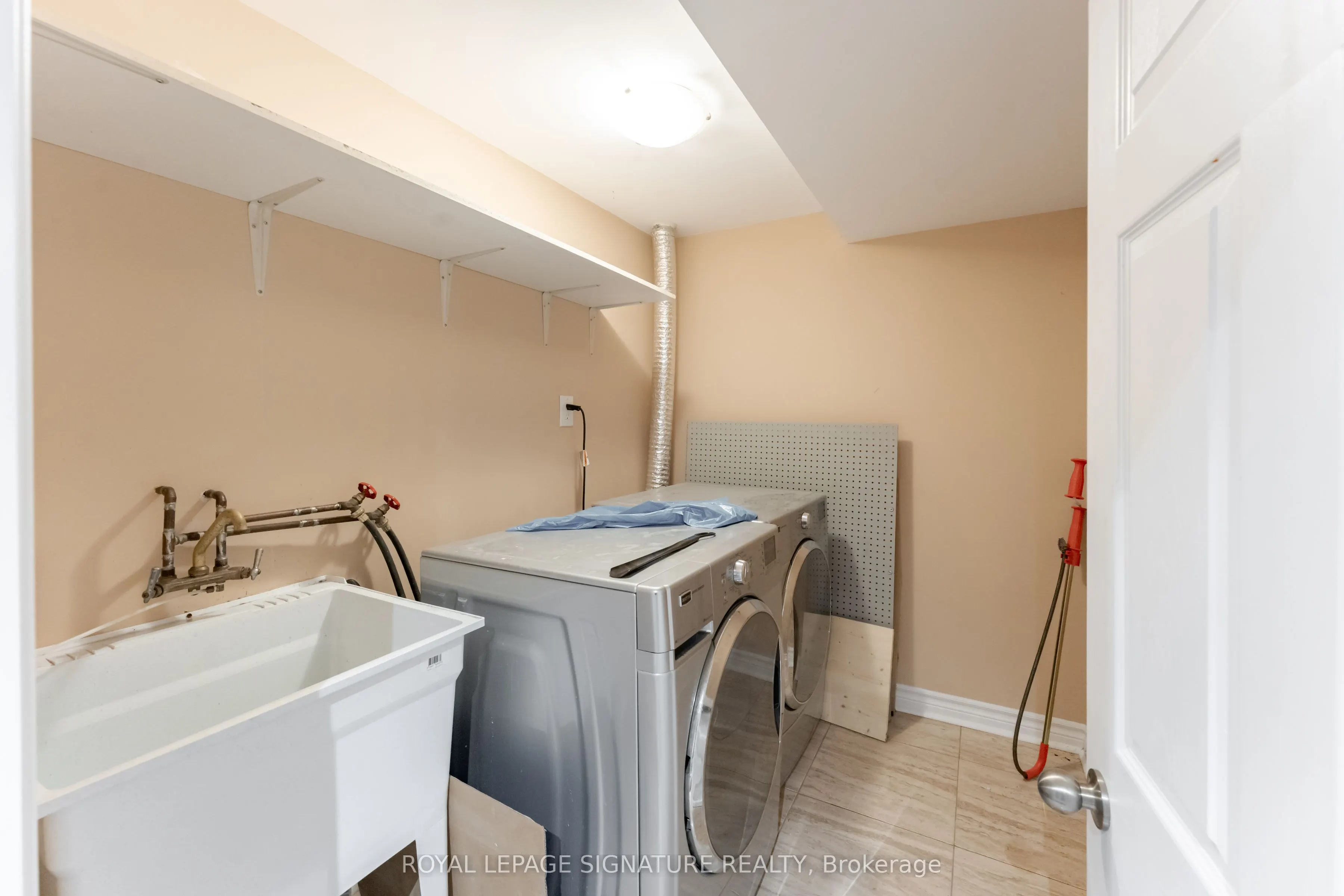 2825 Gananoque Drive #40