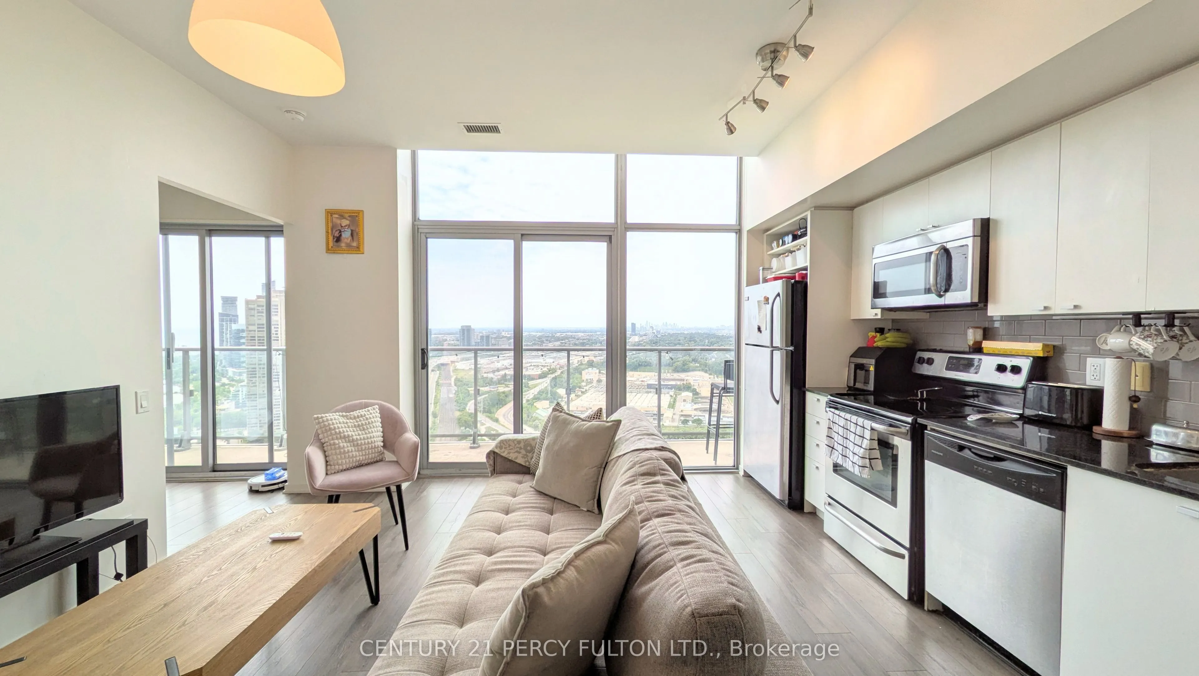 105 The Queensway #3505
