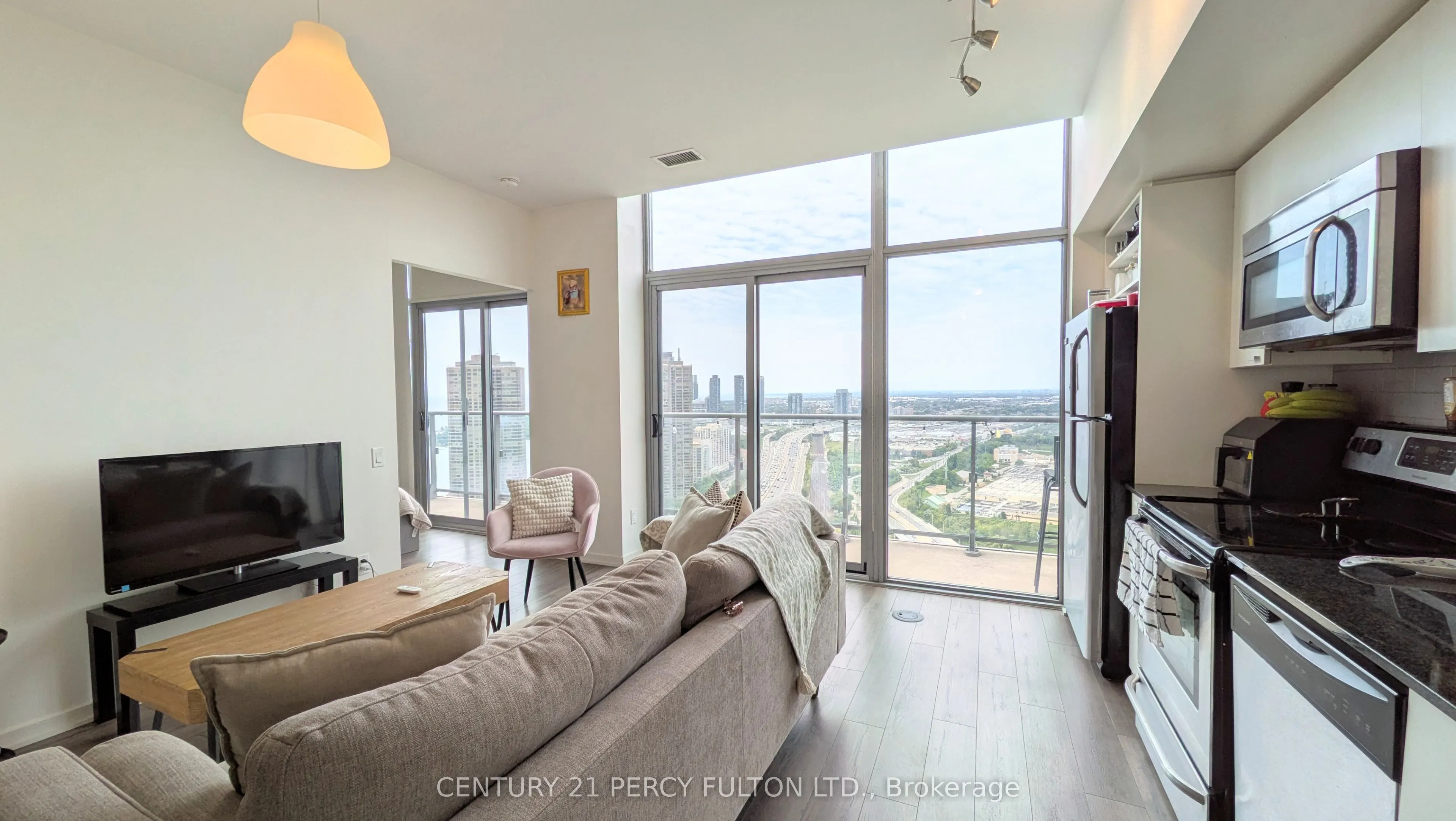 105 The Queensway #3505