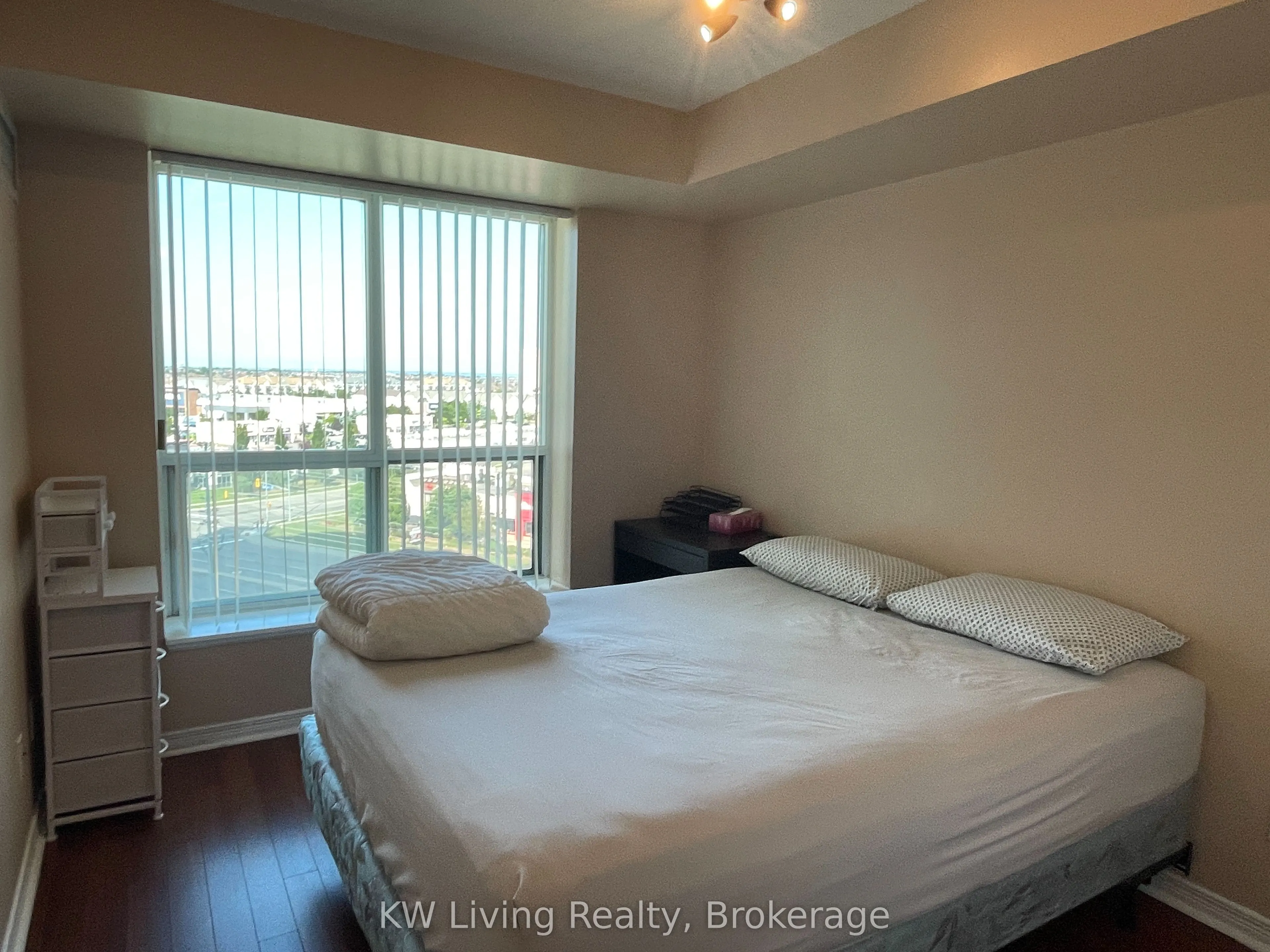 4889 Kimbermount Avenue #908 Room2