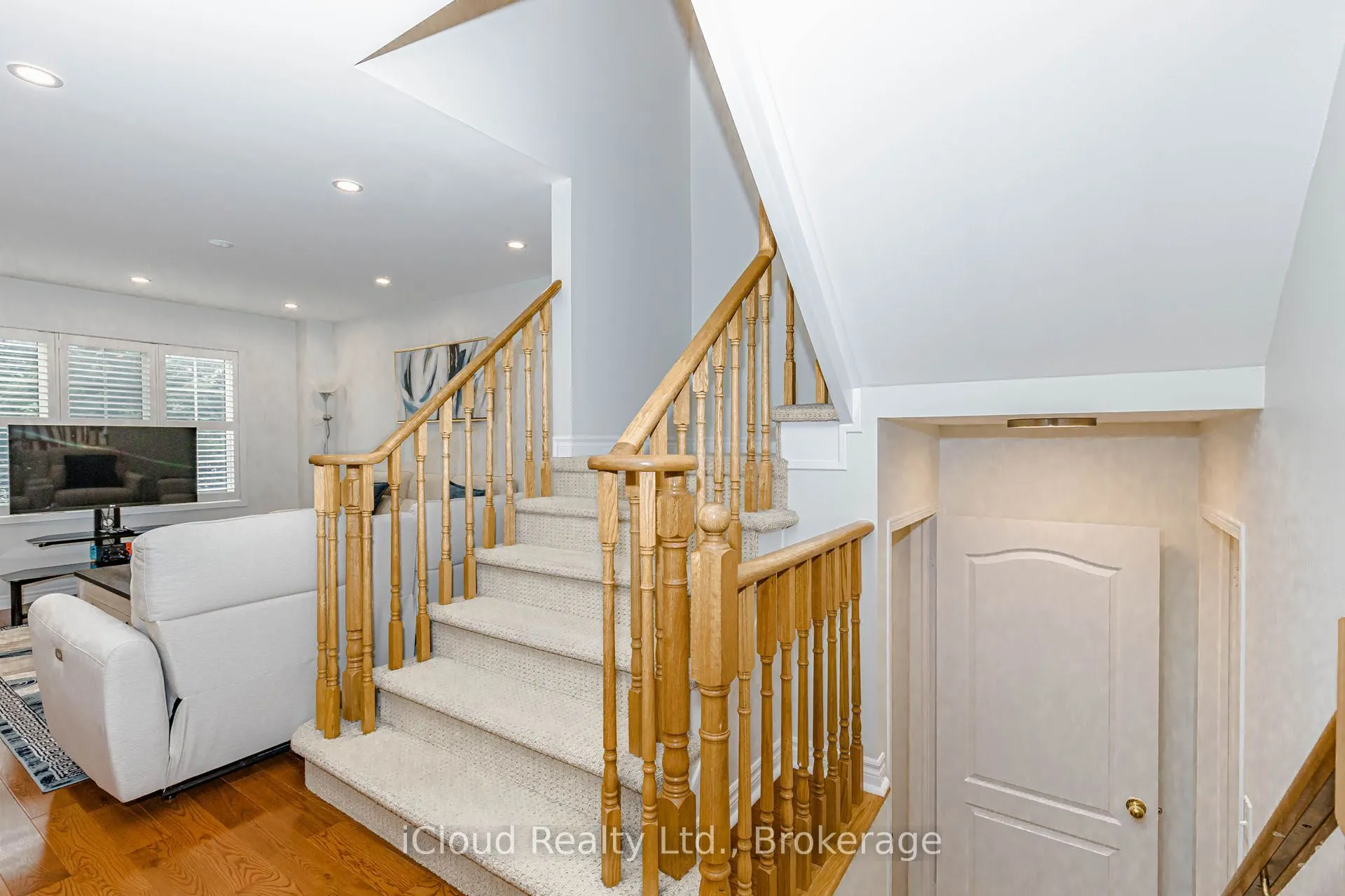 1279 Lamont Crescent