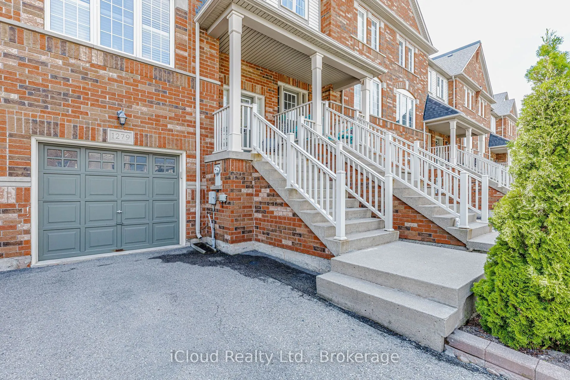 1279 Lamont Crescent