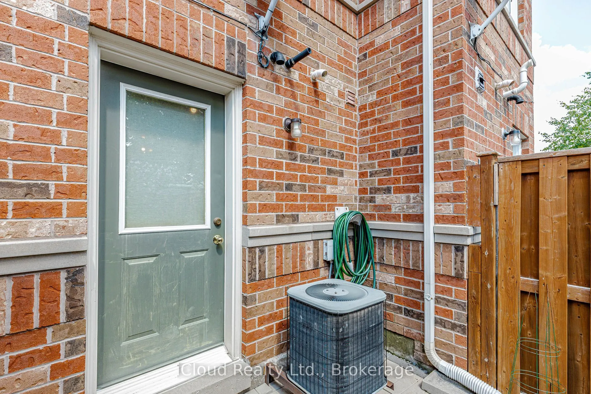 1279 Lamont Crescent