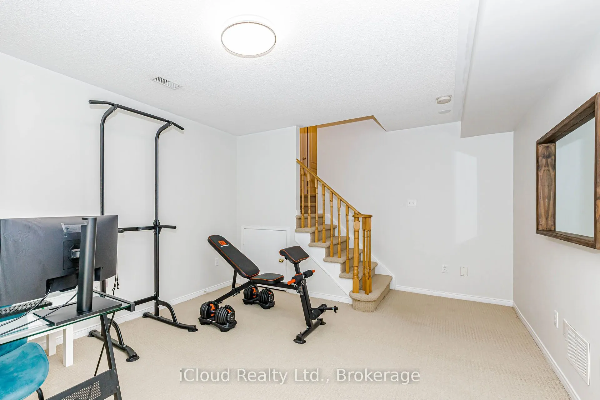 1279 Lamont Crescent