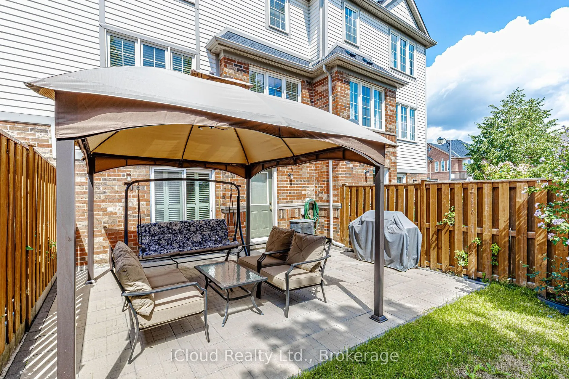 1279 Lamont Crescent