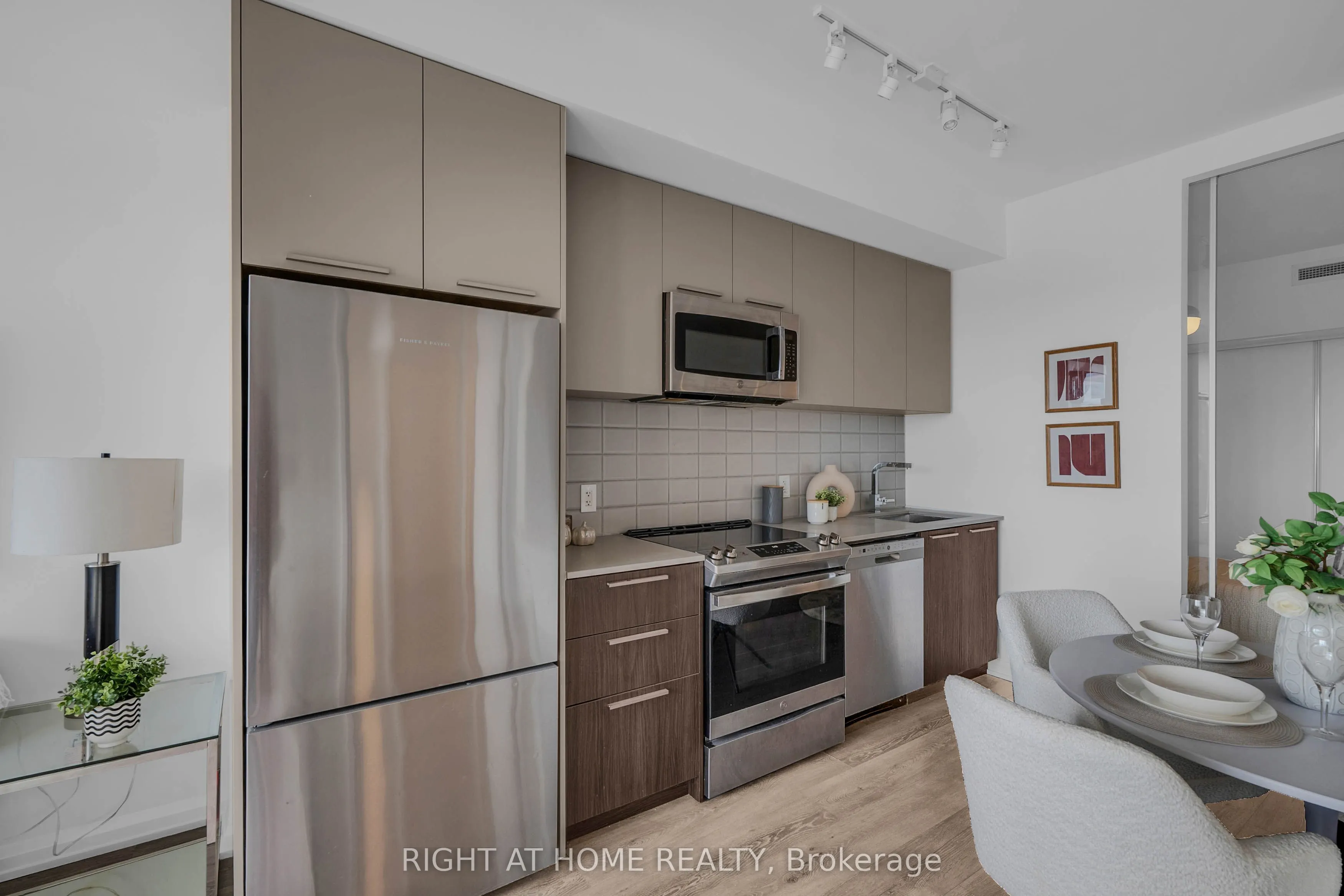 4208 Dundas Street W #414