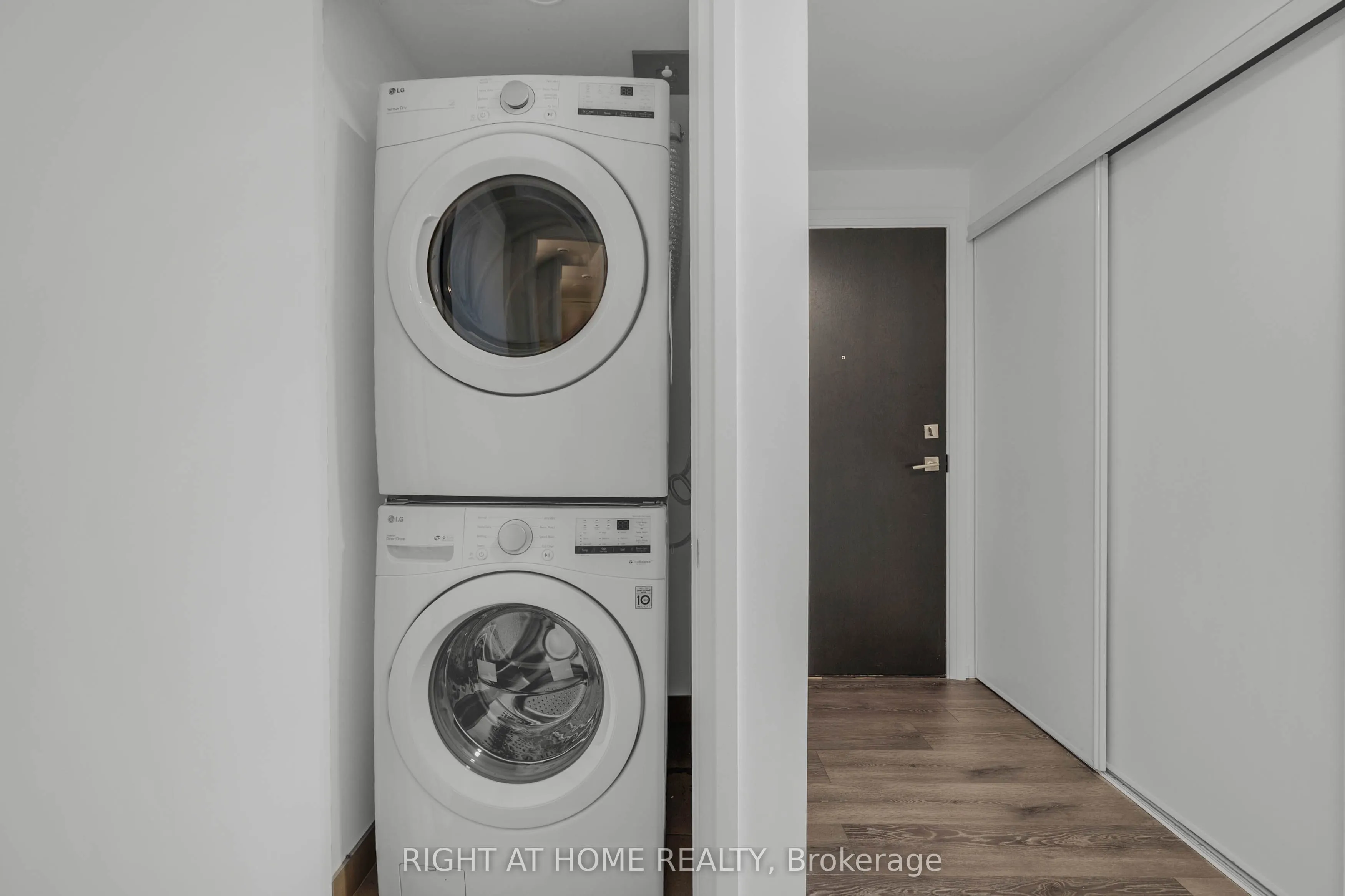 4208 Dundas Street W #414