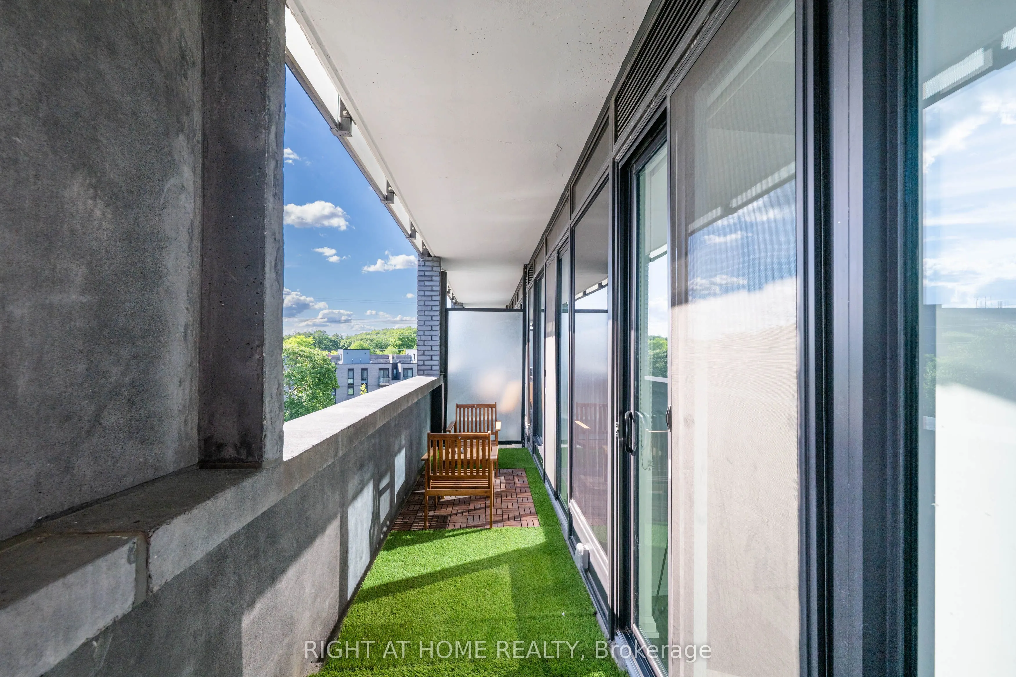 4208 Dundas Street W #414