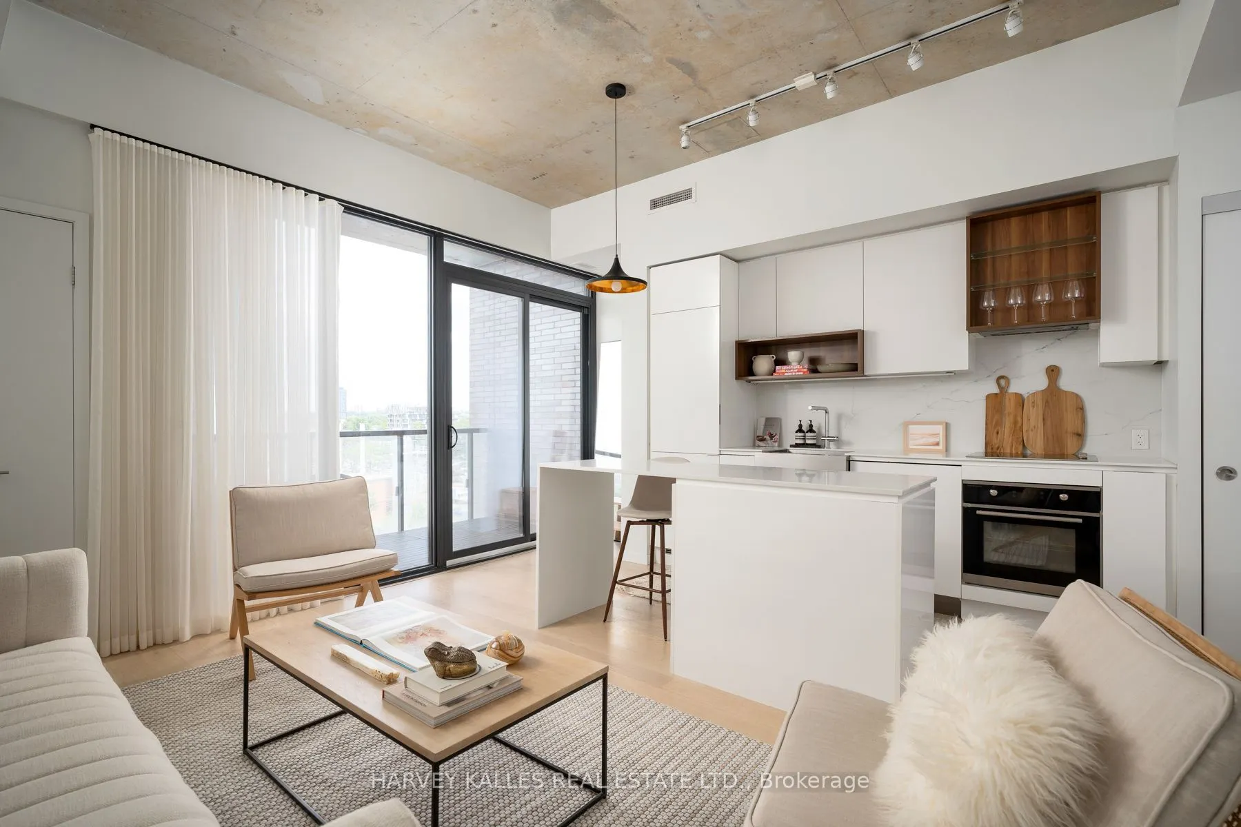 383 Sorauren Avenue #809